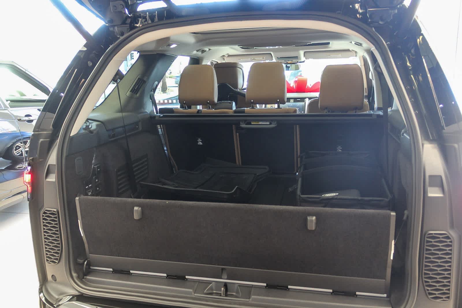 Thumbnail: 2026 Land Rover Discovery - 22