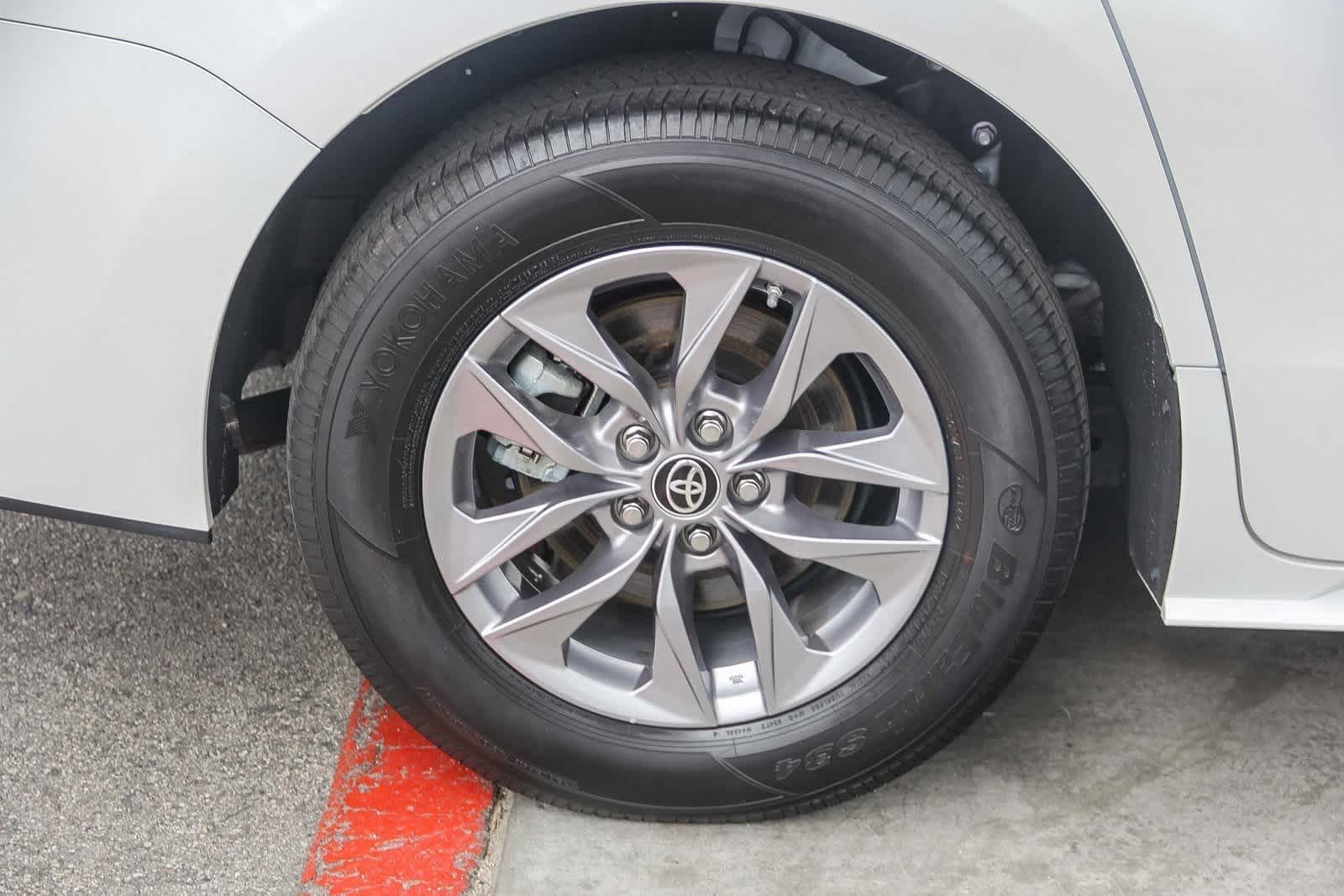 2023 Toyota Sienna XLE 8