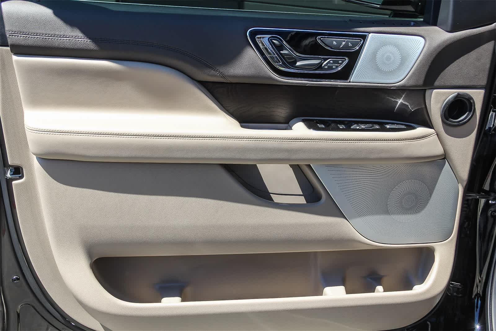 Thumbnail: 2023 Lincoln Navigator - 19