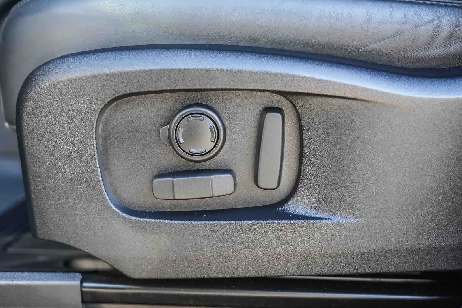 Thumbnail: 2023 Land Rover Defender - 22
