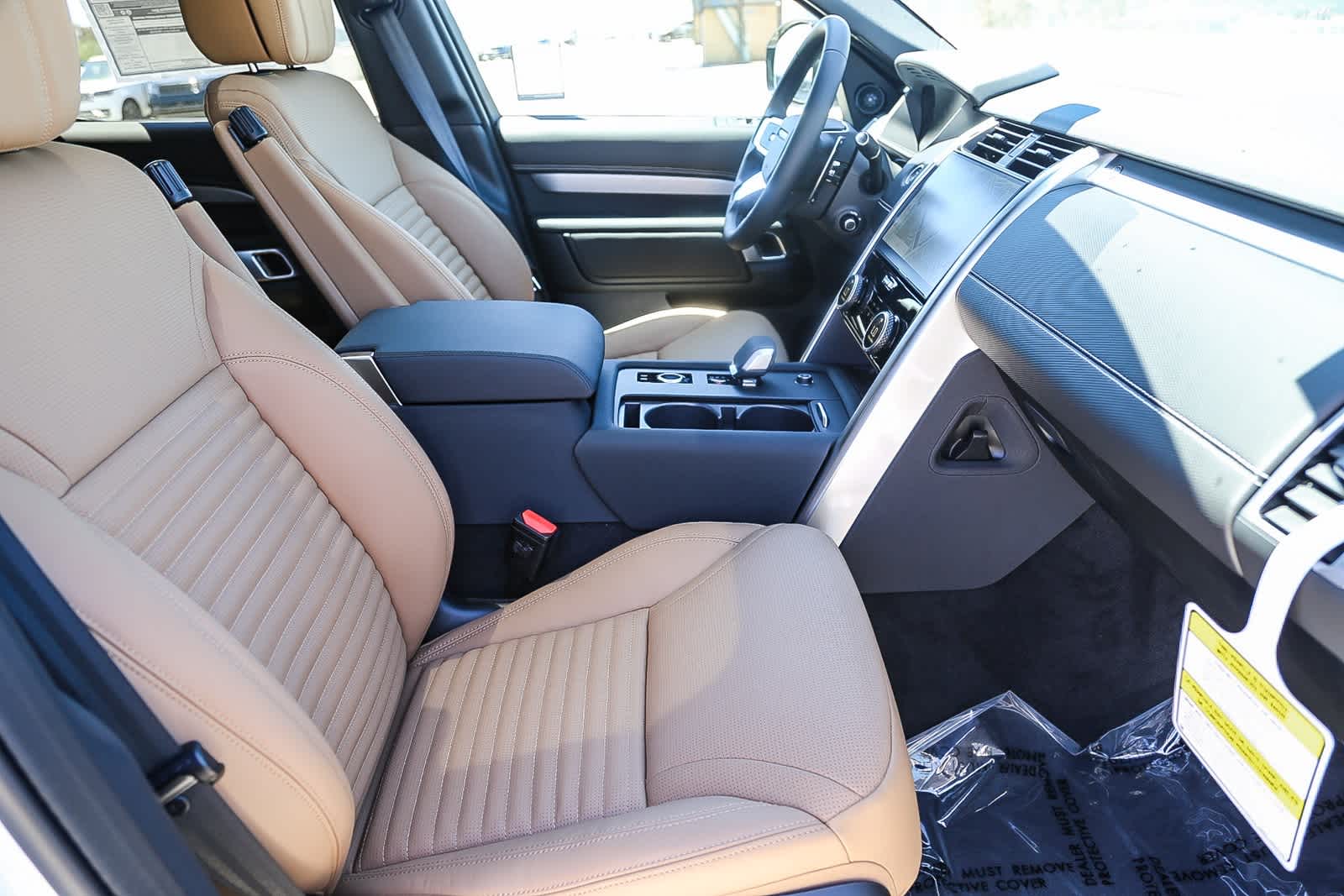 Thumbnail: 2025 Land Rover Discovery - 16