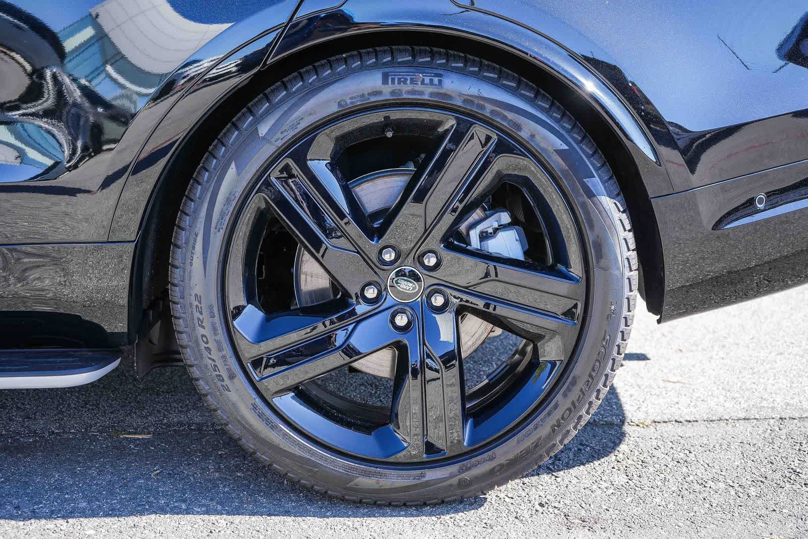 Thumbnail: 2026 Land Rover Discovery - 8