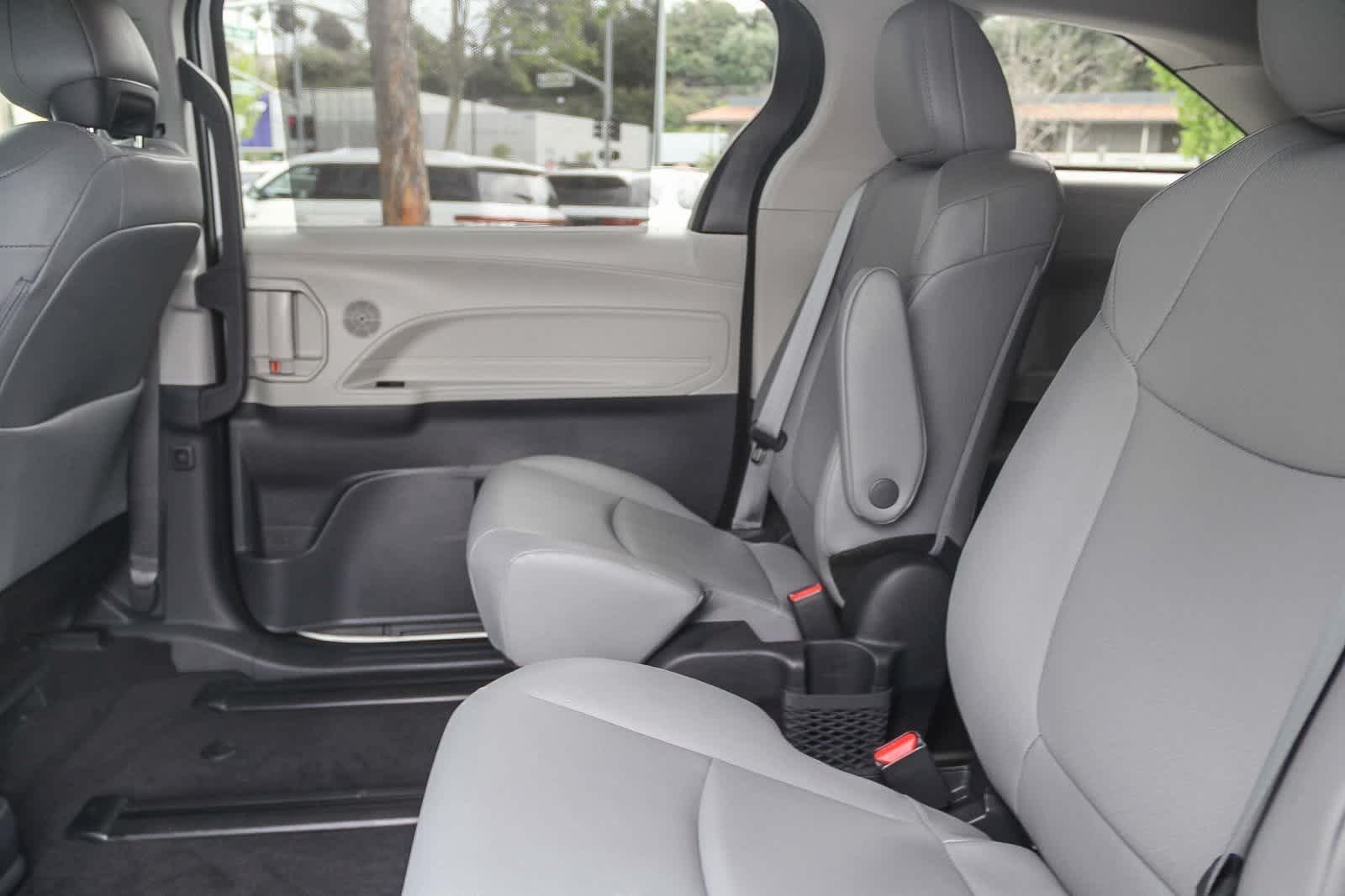 2023 Toyota Sienna XLE 12