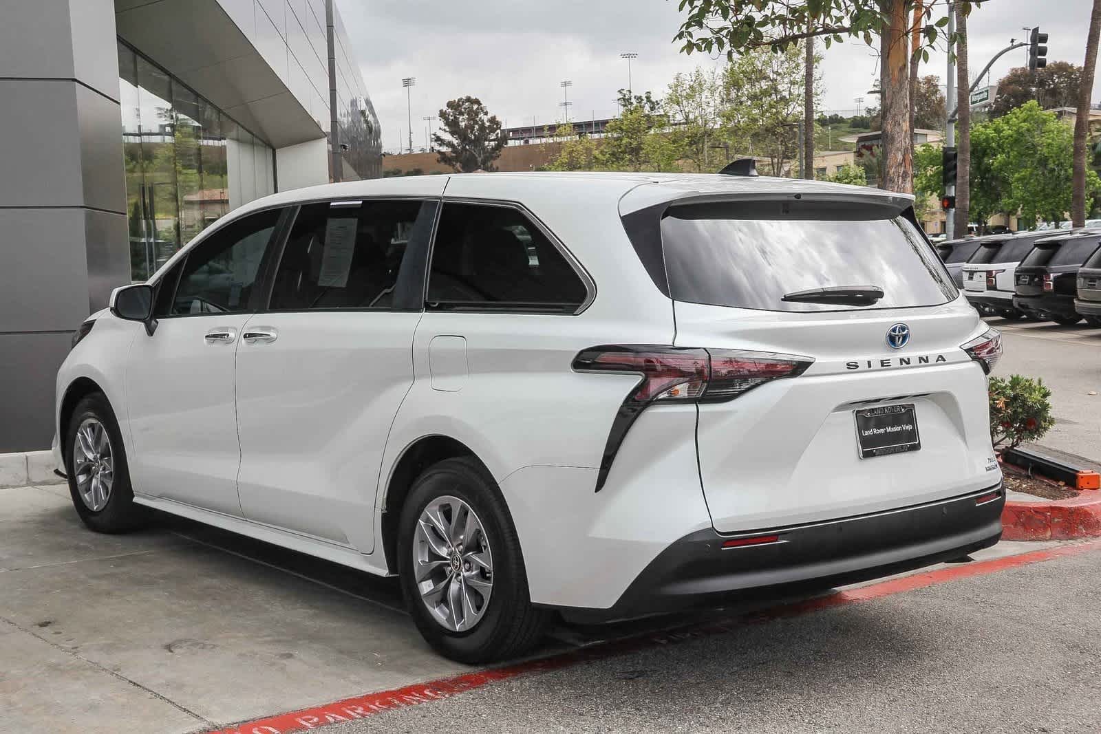 2023 Toyota Sienna XLE 4