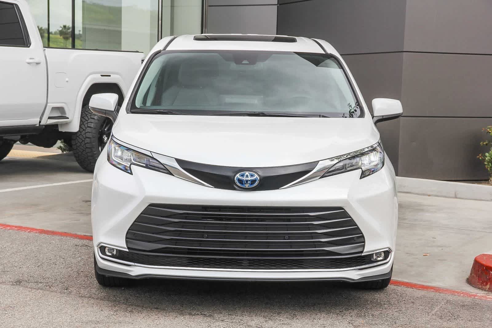 2023 Toyota Sienna XLE 2