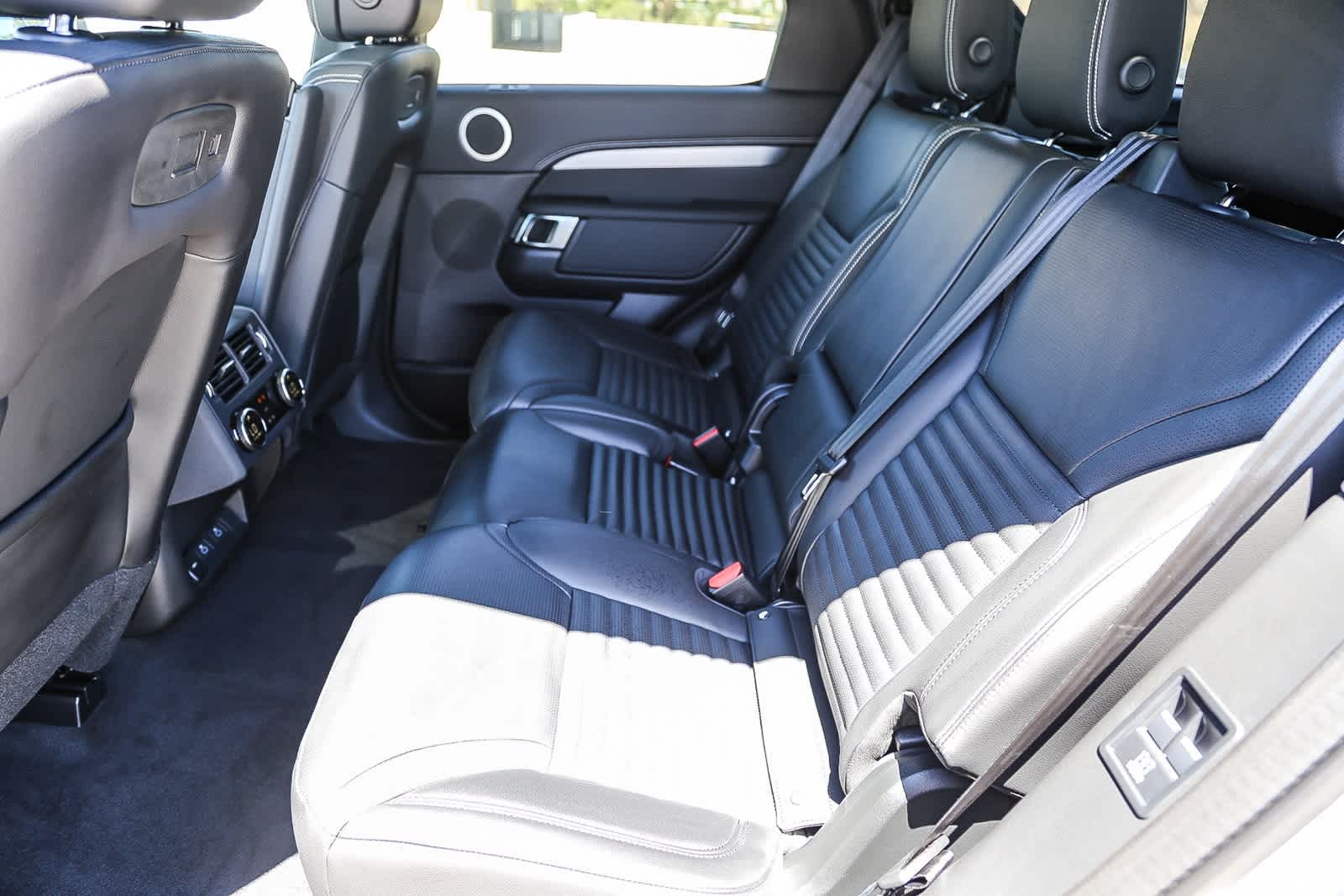 Thumbnail: 2025 Land Rover Discovery - 18