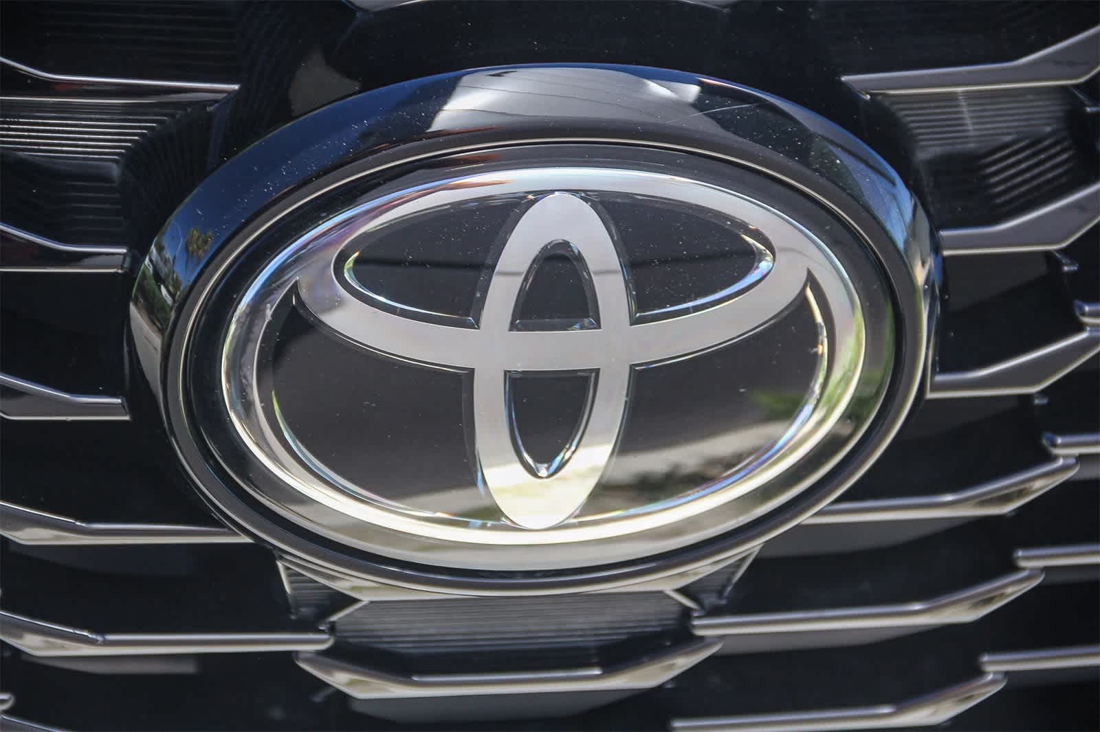 Thumbnail: 2023 Toyota Highlander - 11