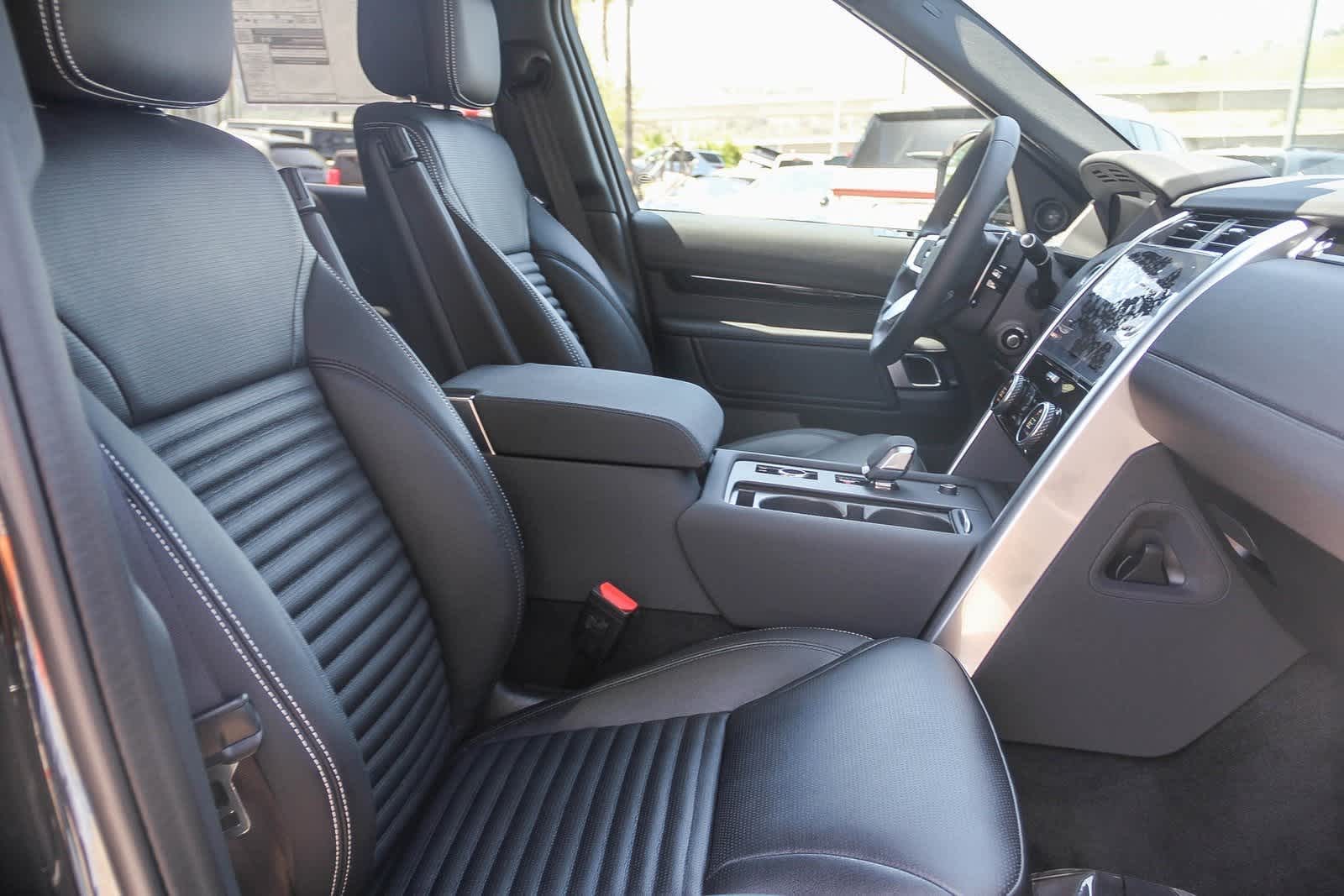 Thumbnail: 2025 Land Rover Discovery - 18