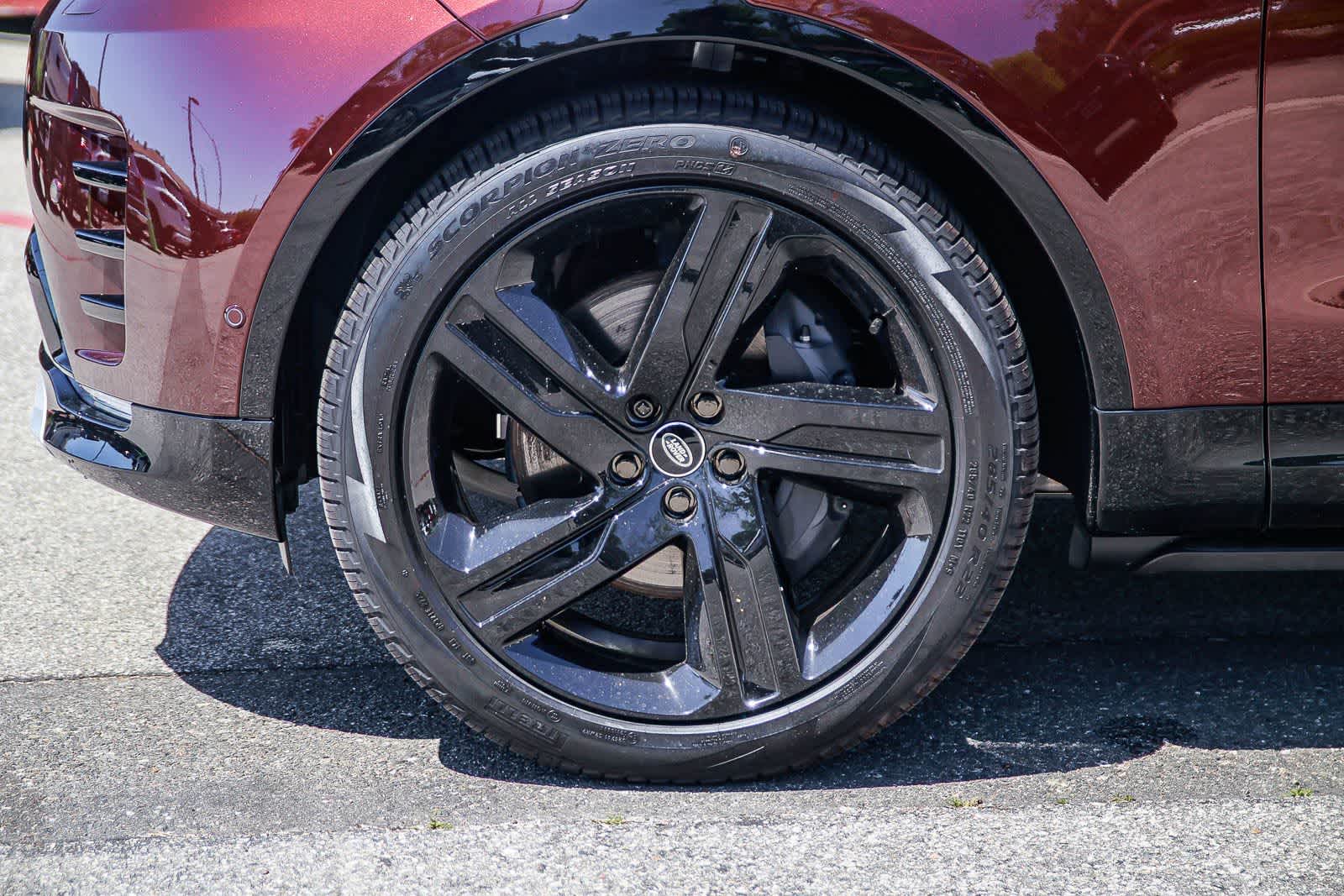 Thumbnail: 2026 Land Rover Discovery - 9