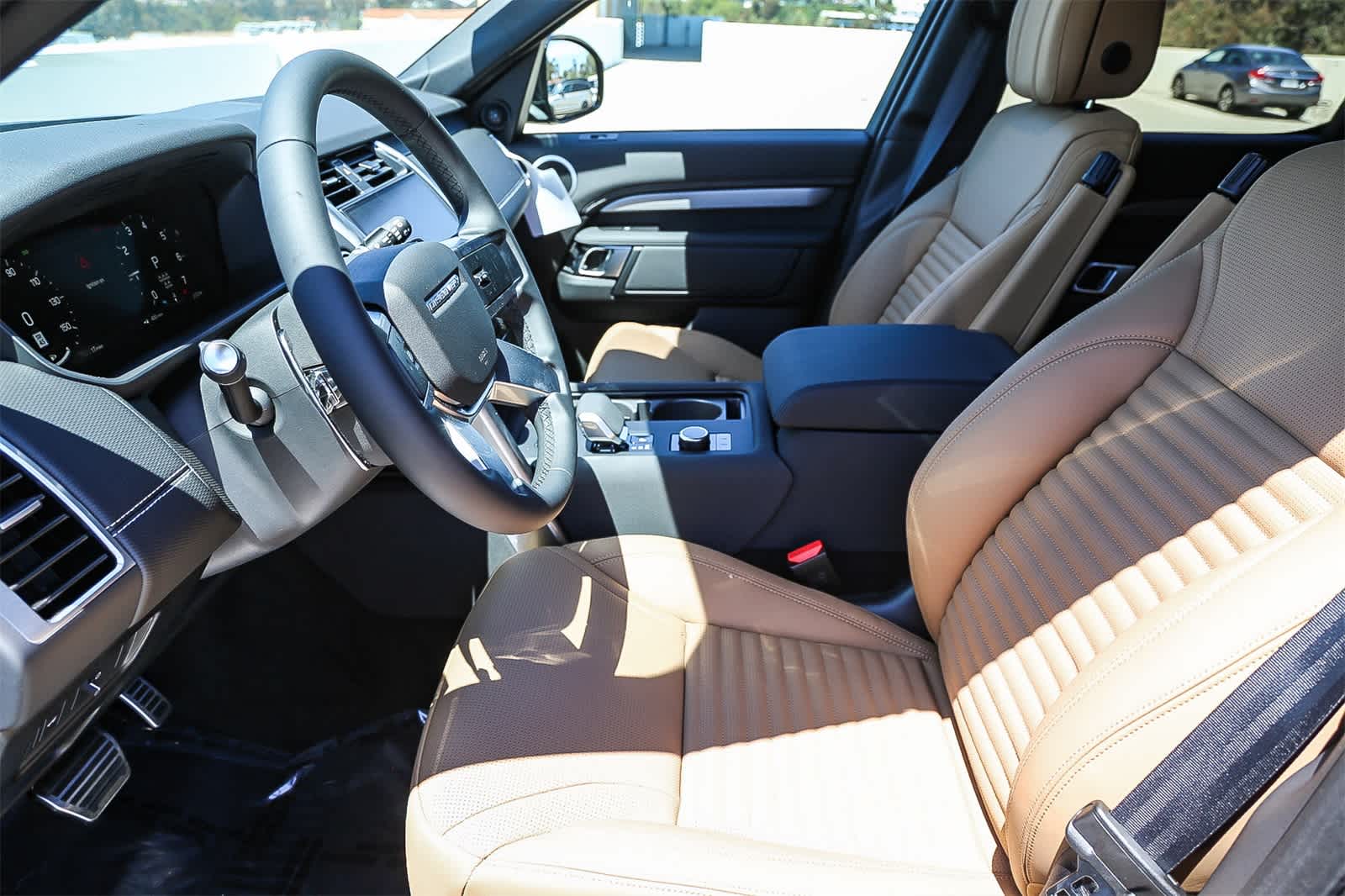 Thumbnail: 2025 Land Rover Discovery - 17