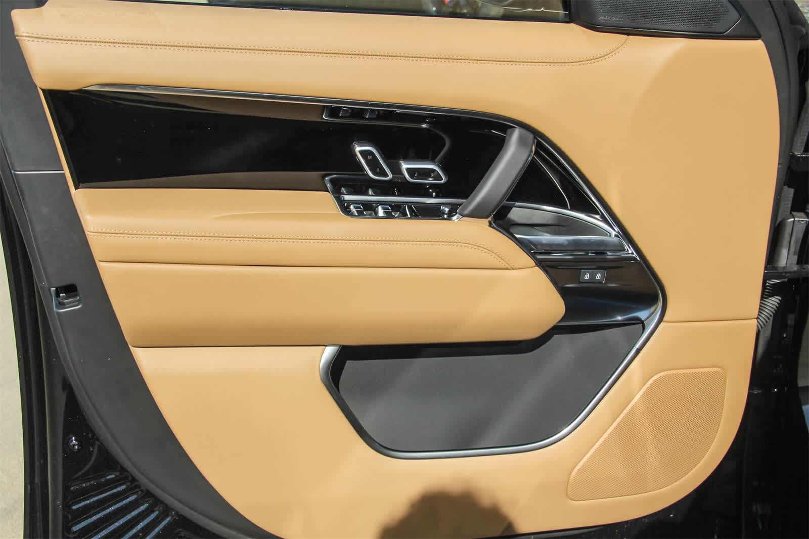 Thumbnail: 2025 Land Rover Range Rover - 17