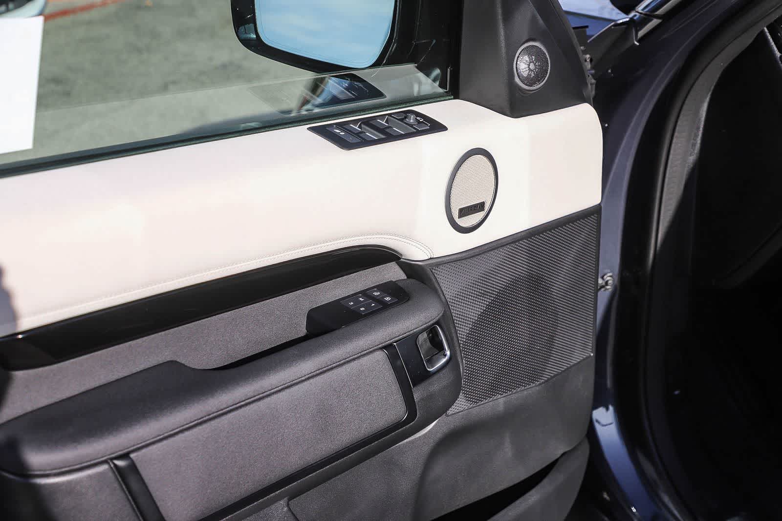 Thumbnail: 2026 Land Rover Discovery - 21