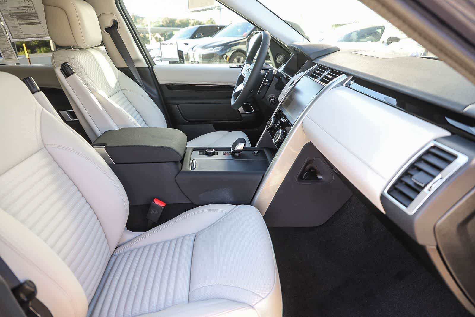 Thumbnail: 2026 Land Rover Discovery - 17