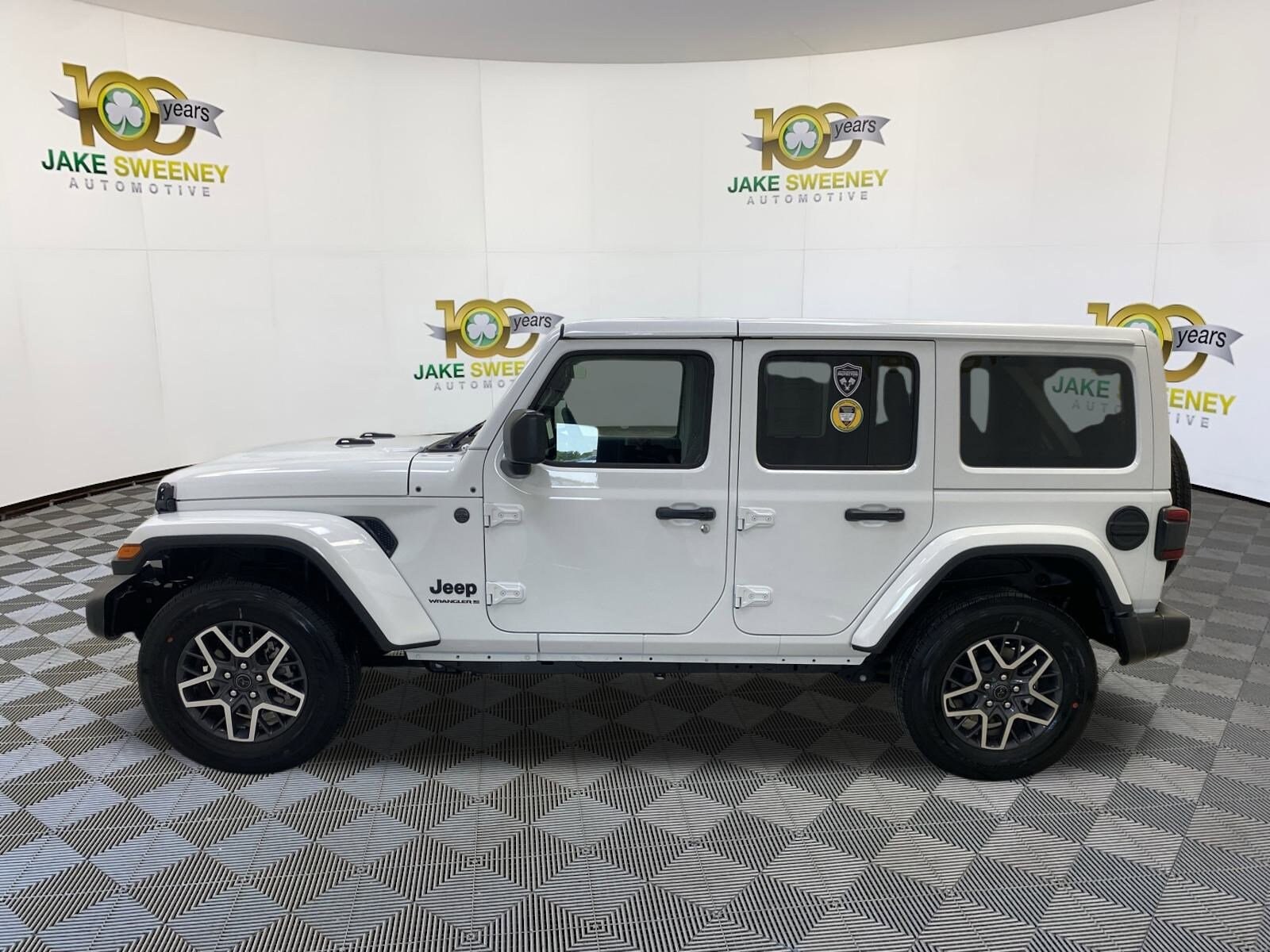 2025 Jeep Wrangler Sahara photo 4
