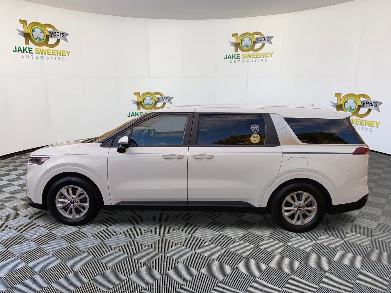 2024 Kia Carnival LX photo 4