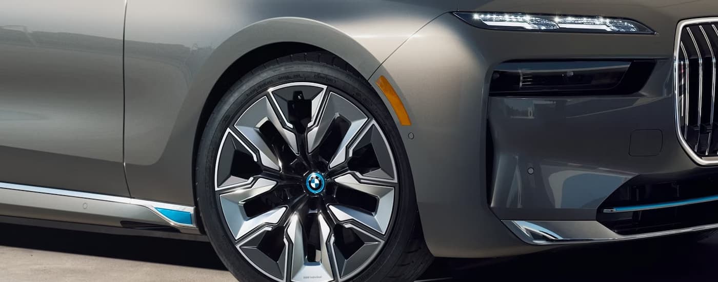 A close up of the side and tire on a grey 2023 BMW i7 is shown.