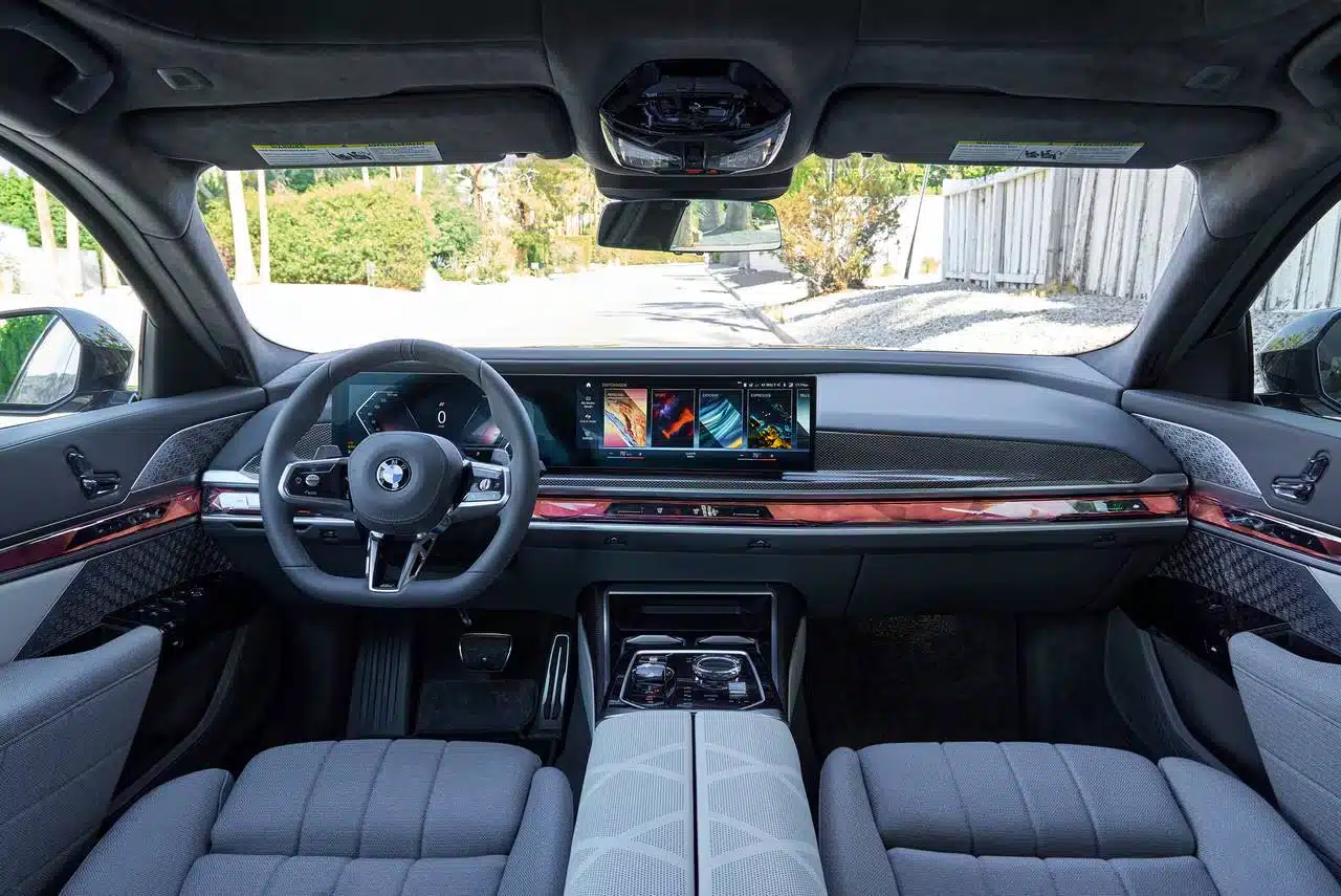 2026 BMW 7 Series BMW Curved Display and digital technology