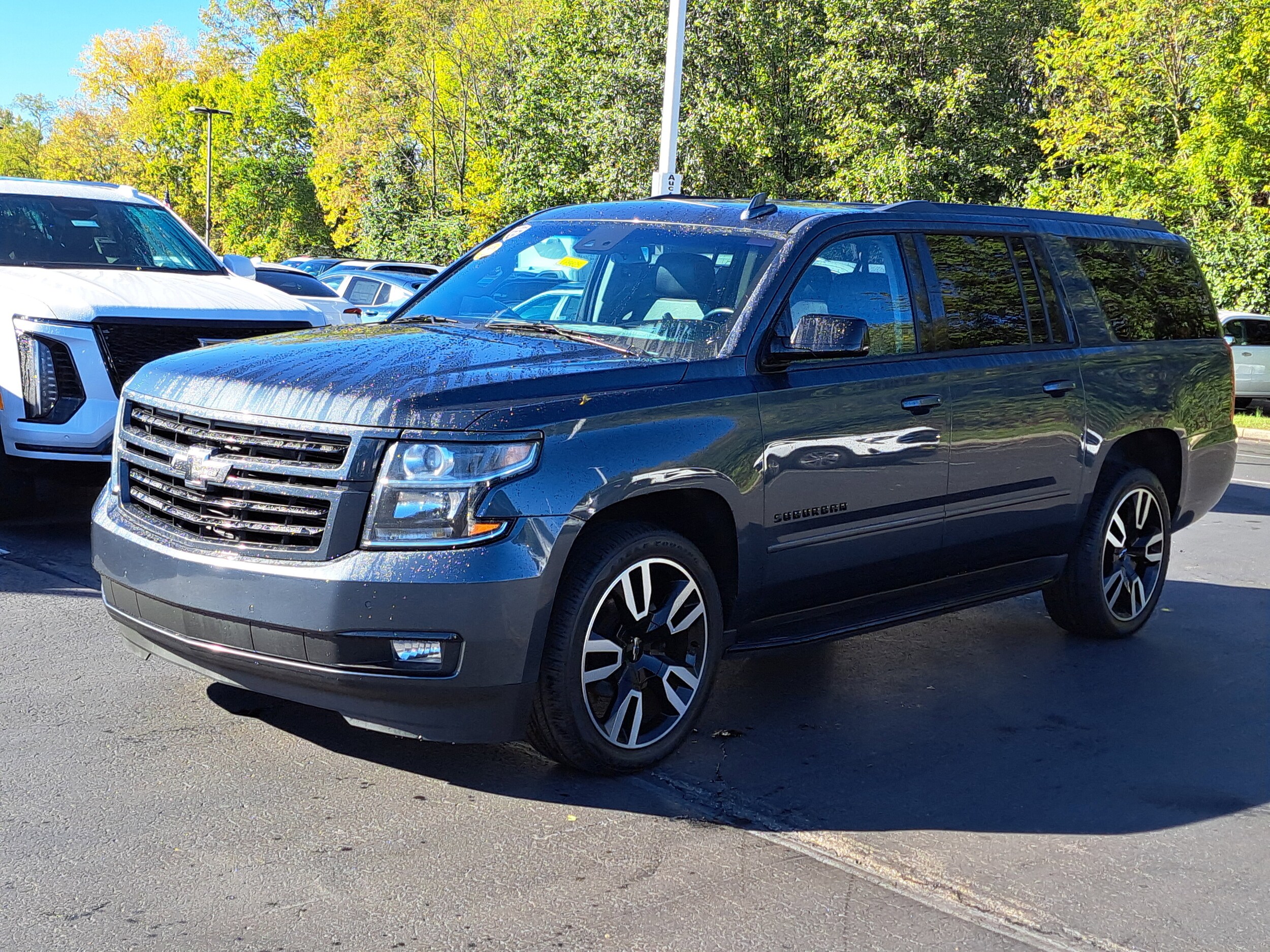 2019 Chevrolet Suburban Premier photo 2