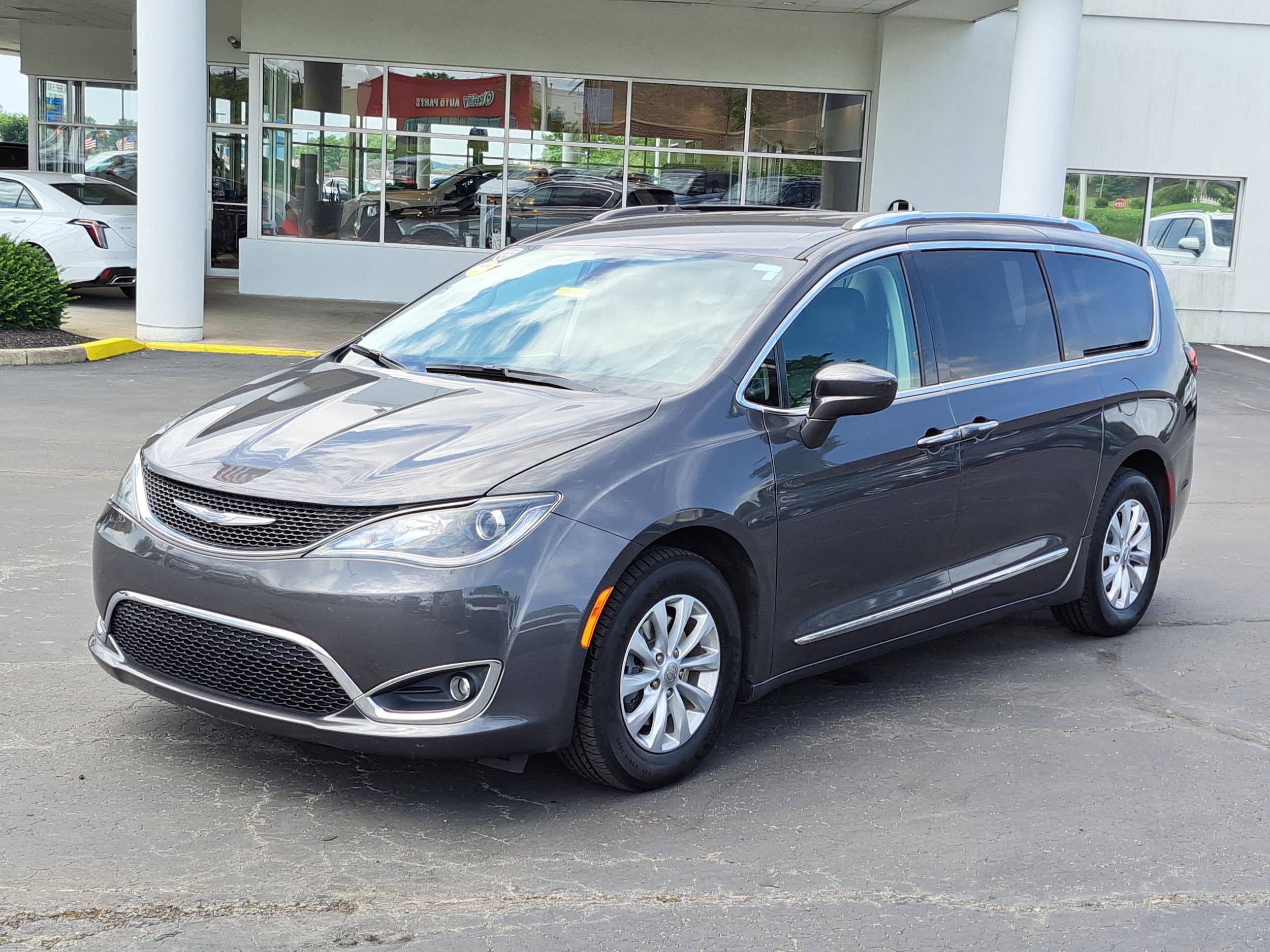 Used 2018 Chrysler Pacifica Touring L with VIN 2C4RC1BGXJR261206 for sale in Lebanon, OH