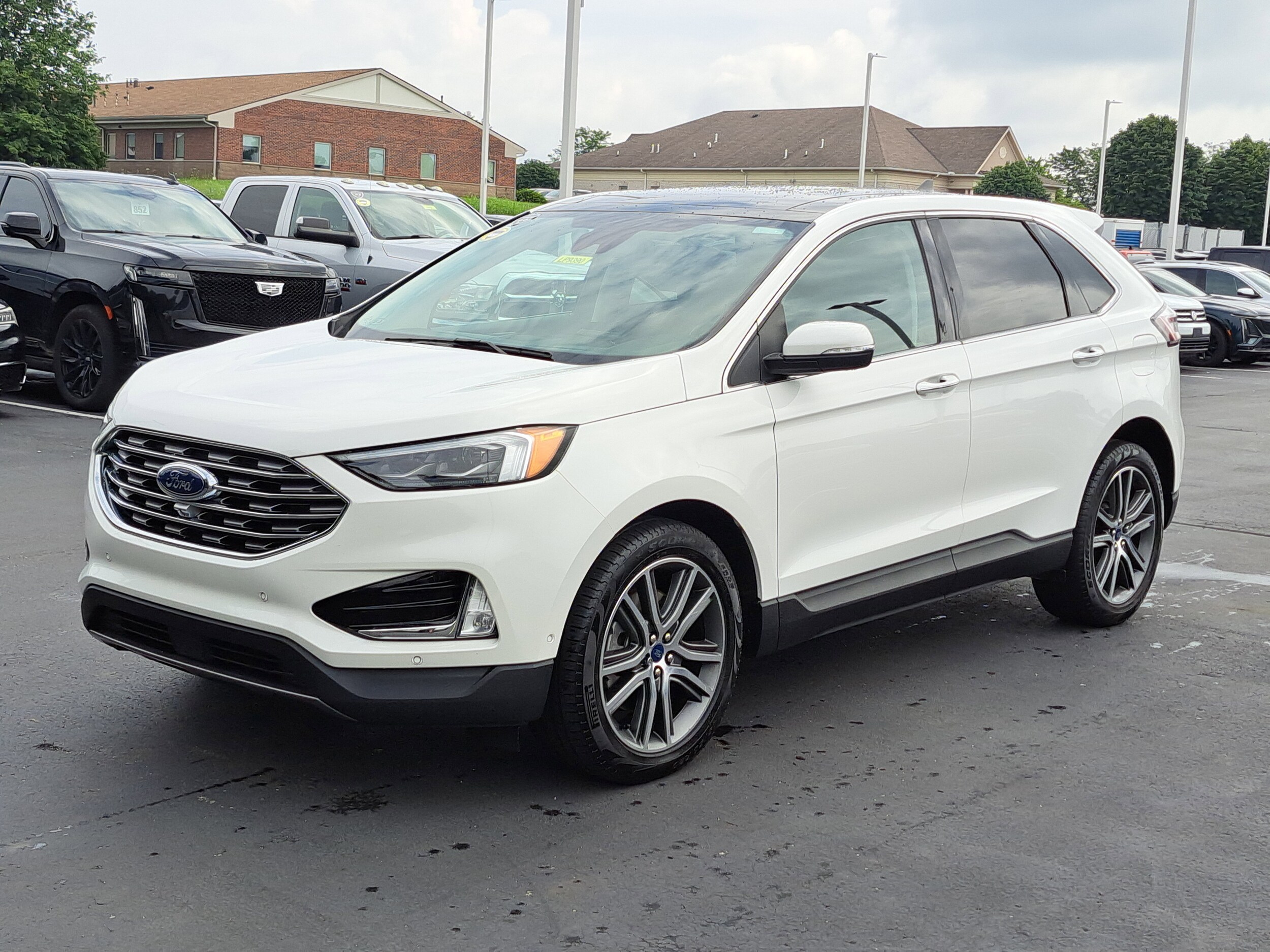 2021 Ford Edge Titanium photo 2