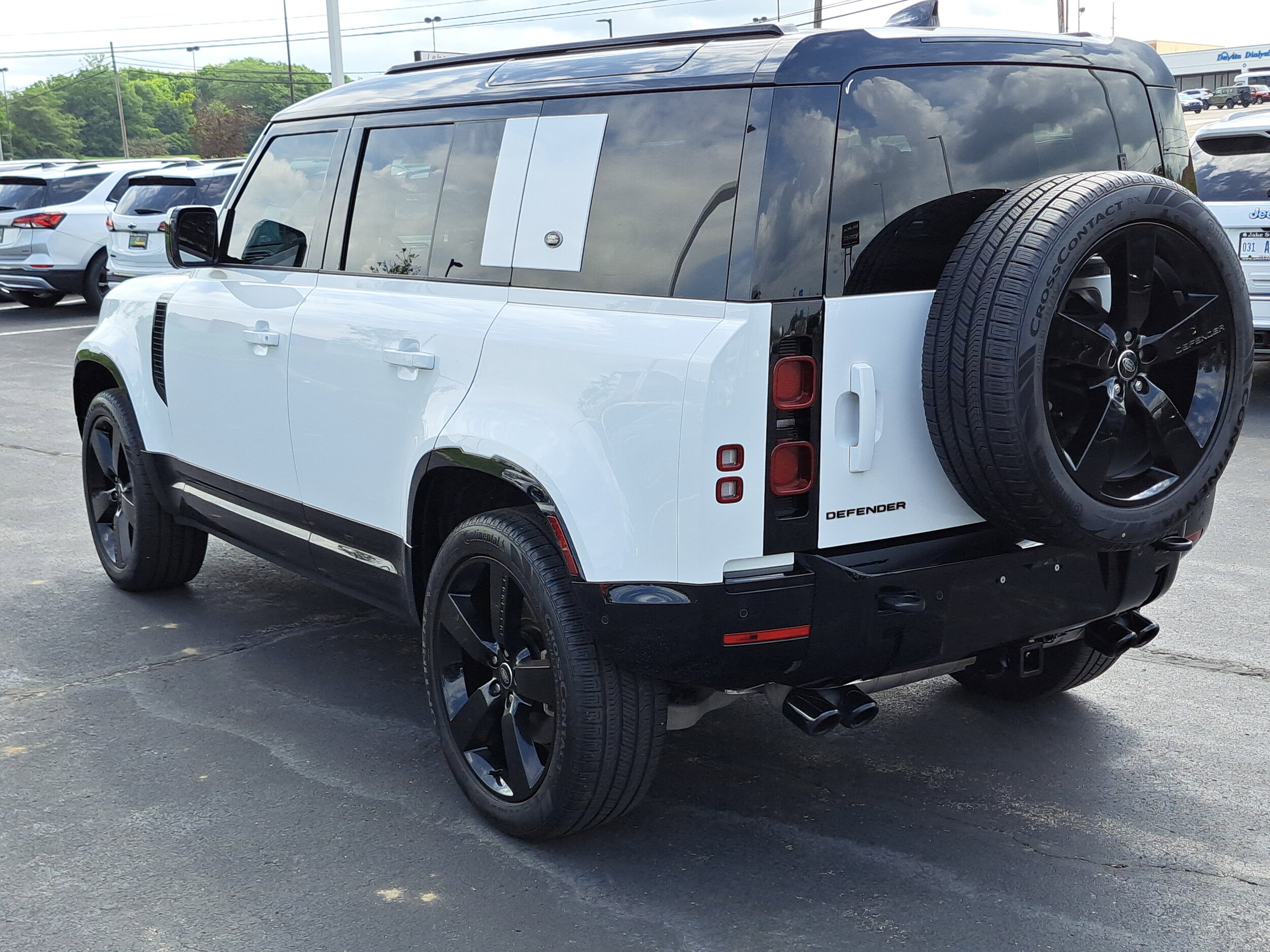 2024 Land Rover Defender X-Dynamic SE photo 3