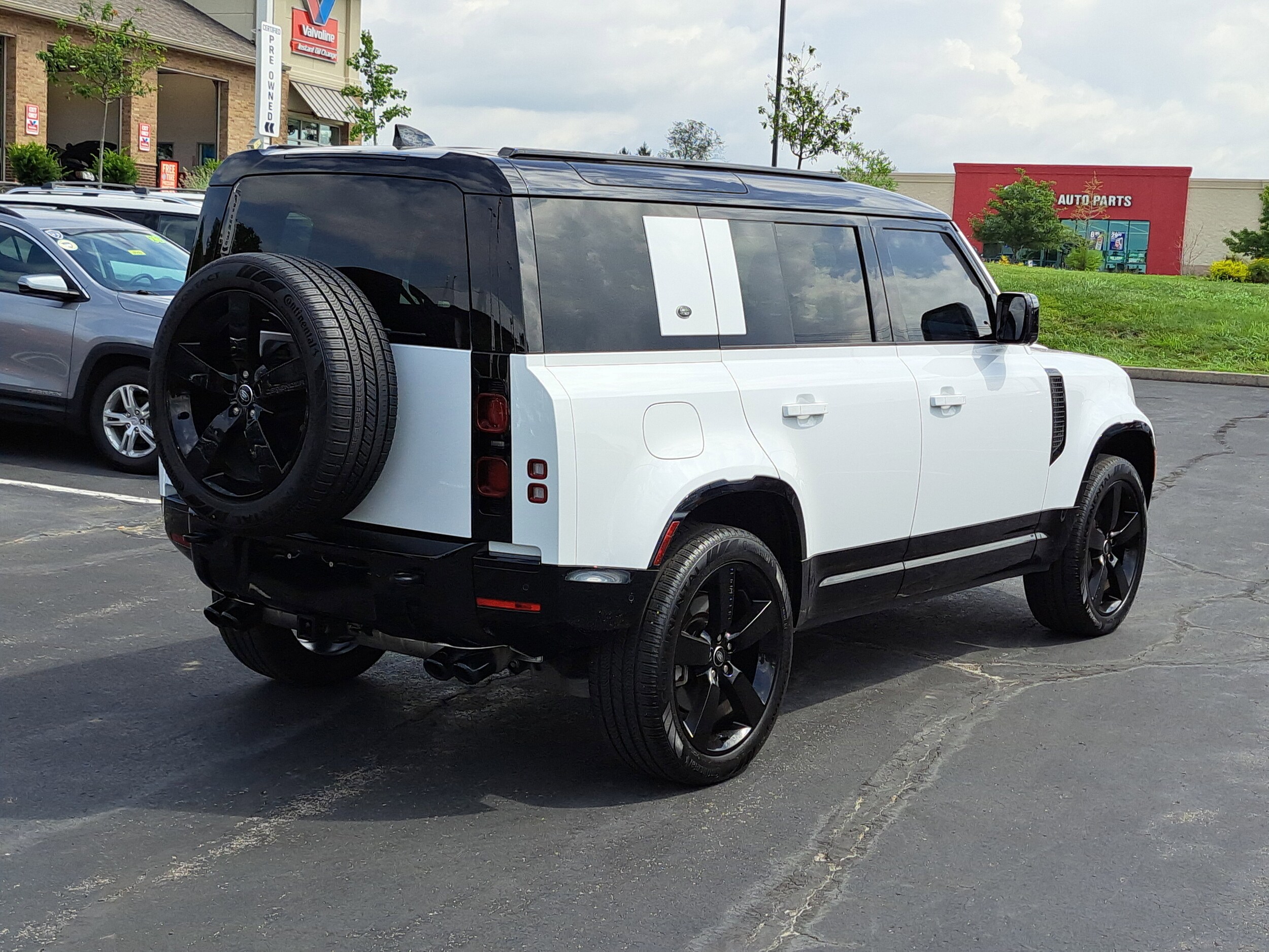 2024 Land Rover Defender X-Dynamic SE photo 4