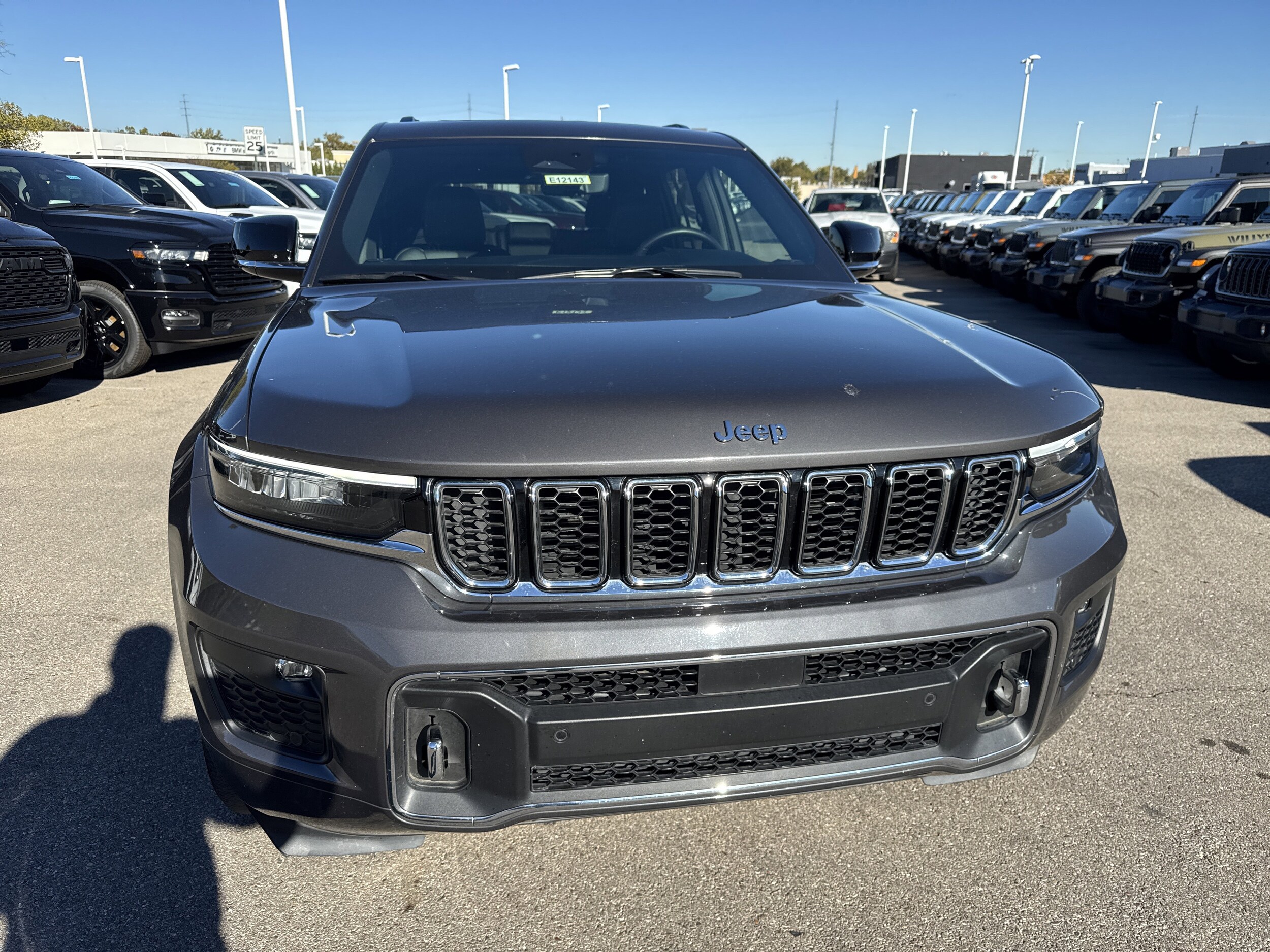 2022 Jeep Grand Cherokee Overland photo 2