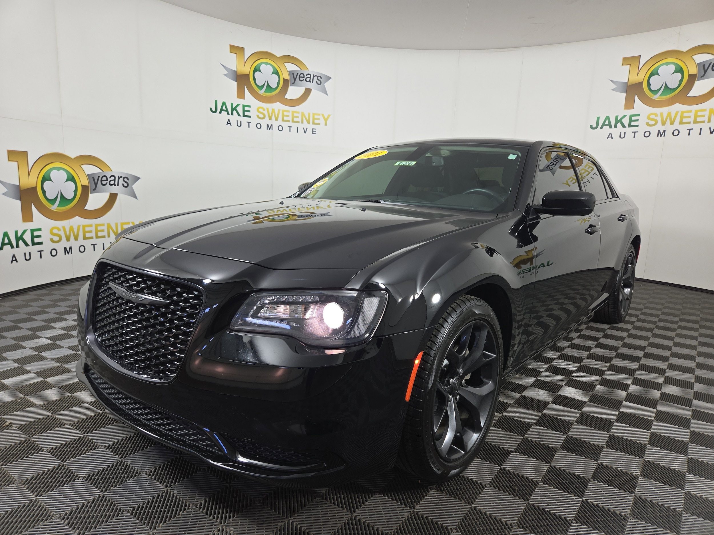 2021 Chrysler 300 Touring photo 3