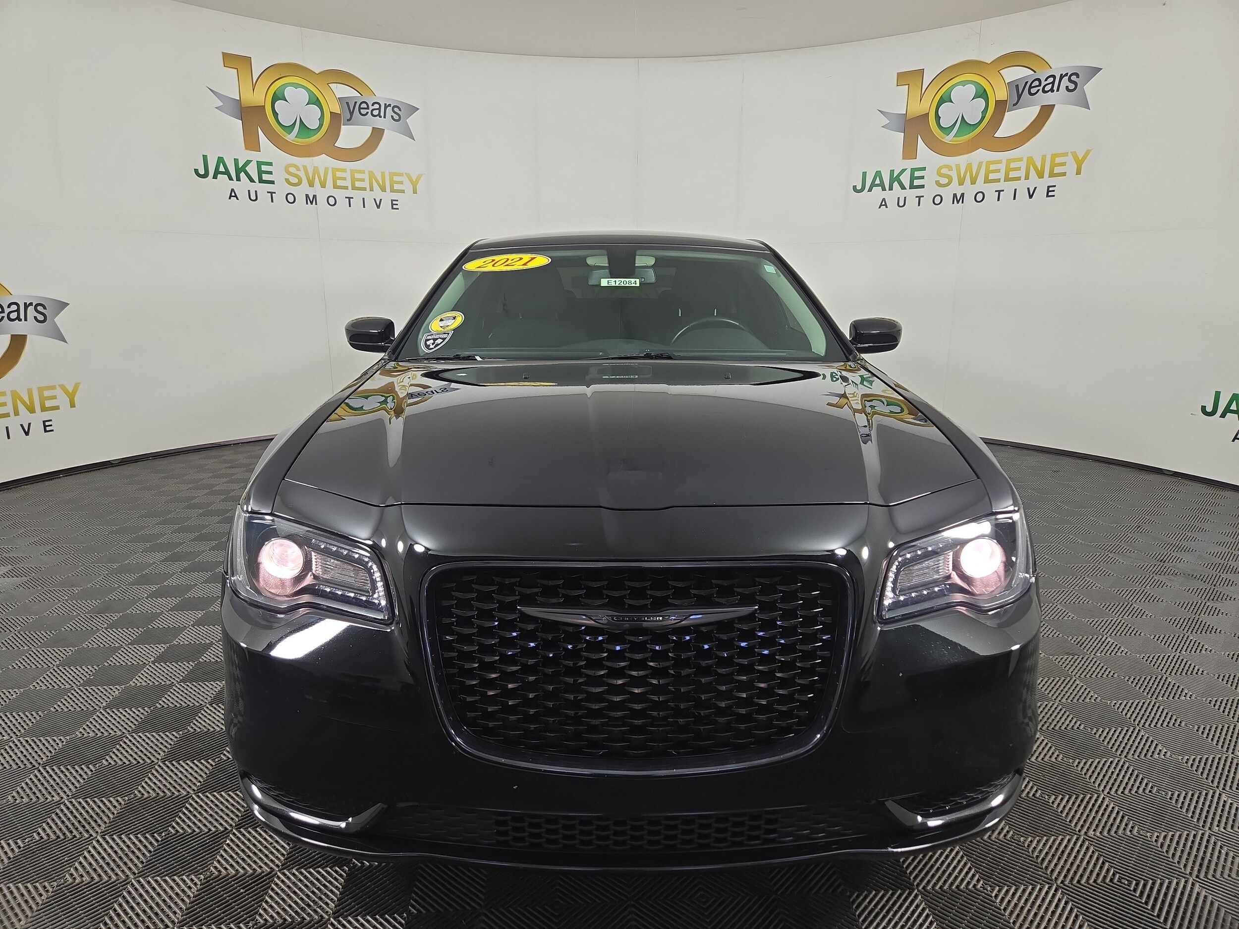2021 Chrysler 300 Touring photo 2
