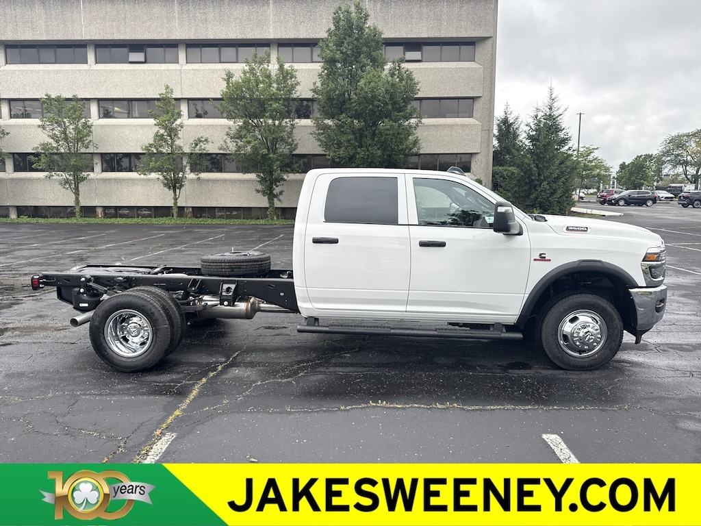 New 2026 Ram 3500 Chassis Cab TRADESMAN CREW 4X4 60' CA Pickup