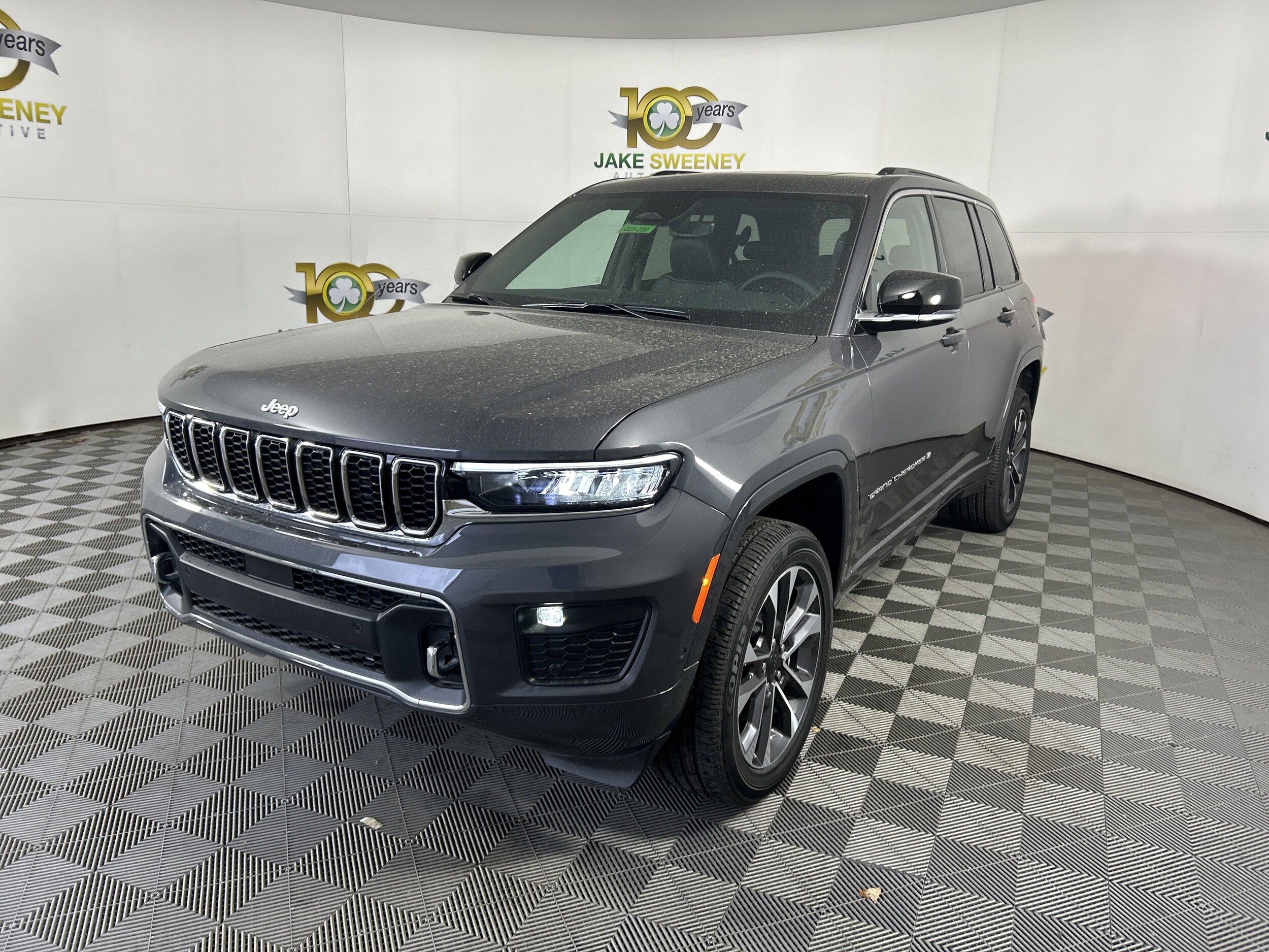 2025 Jeep Grand Cherokee Overland photo 3
