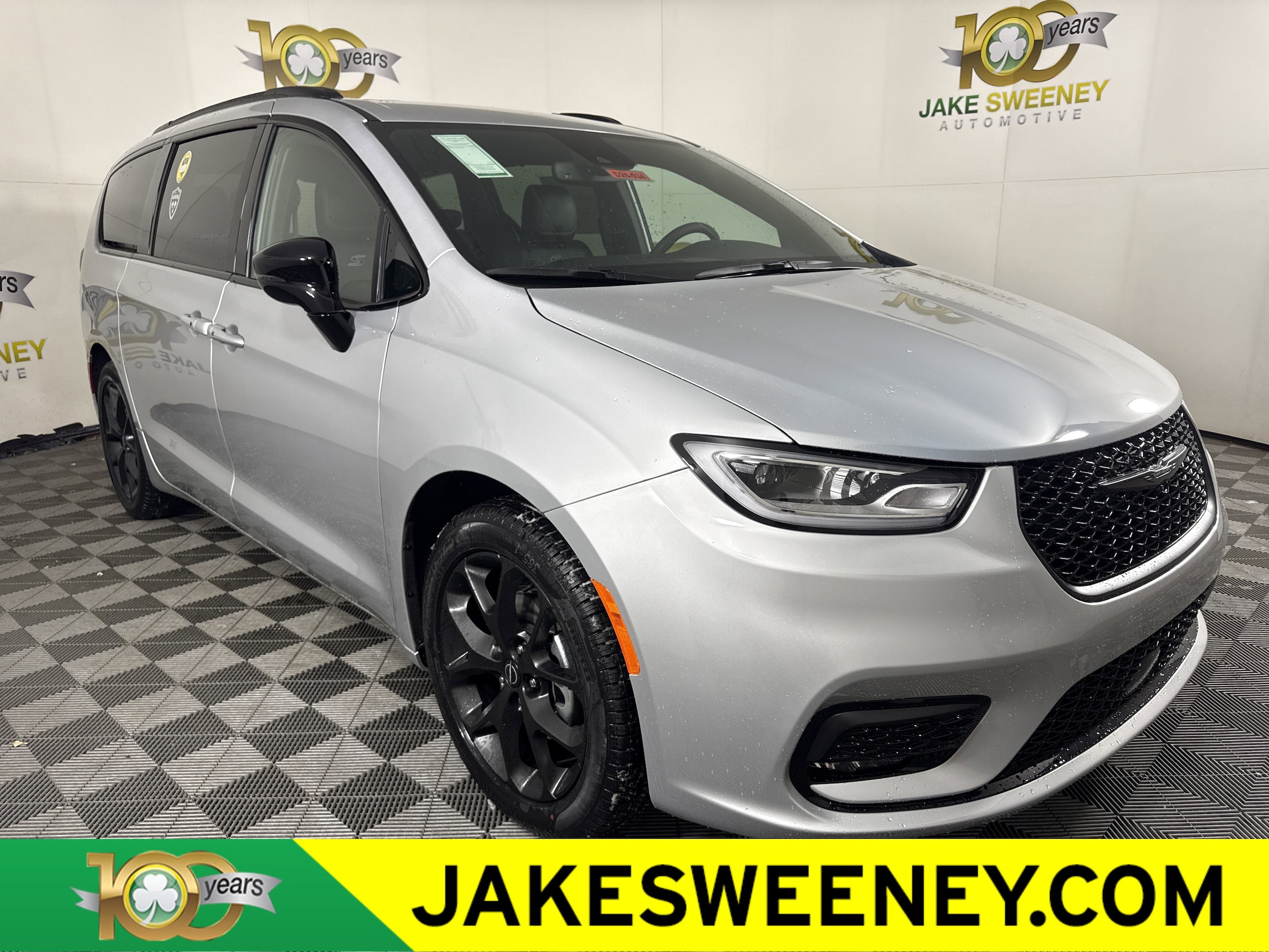 2026 Chrysler Pacifica Select's photo