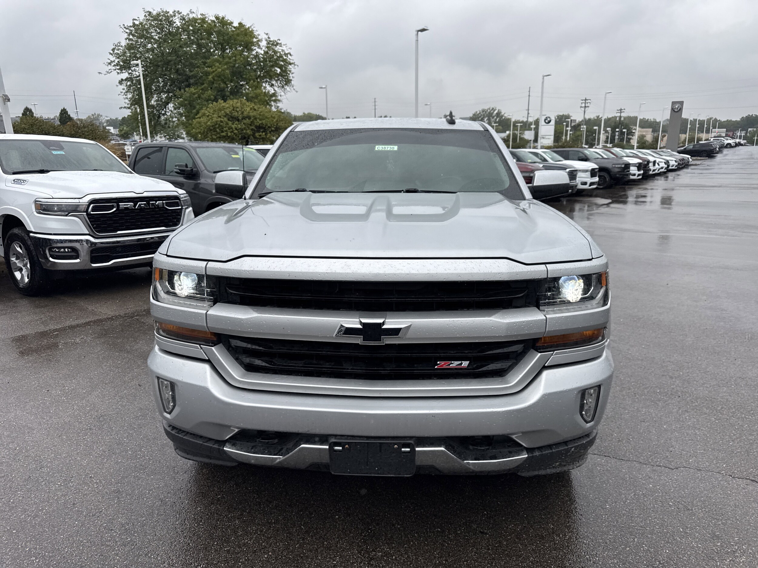 2017 Chevrolet Silverado 1500 LT photo 2