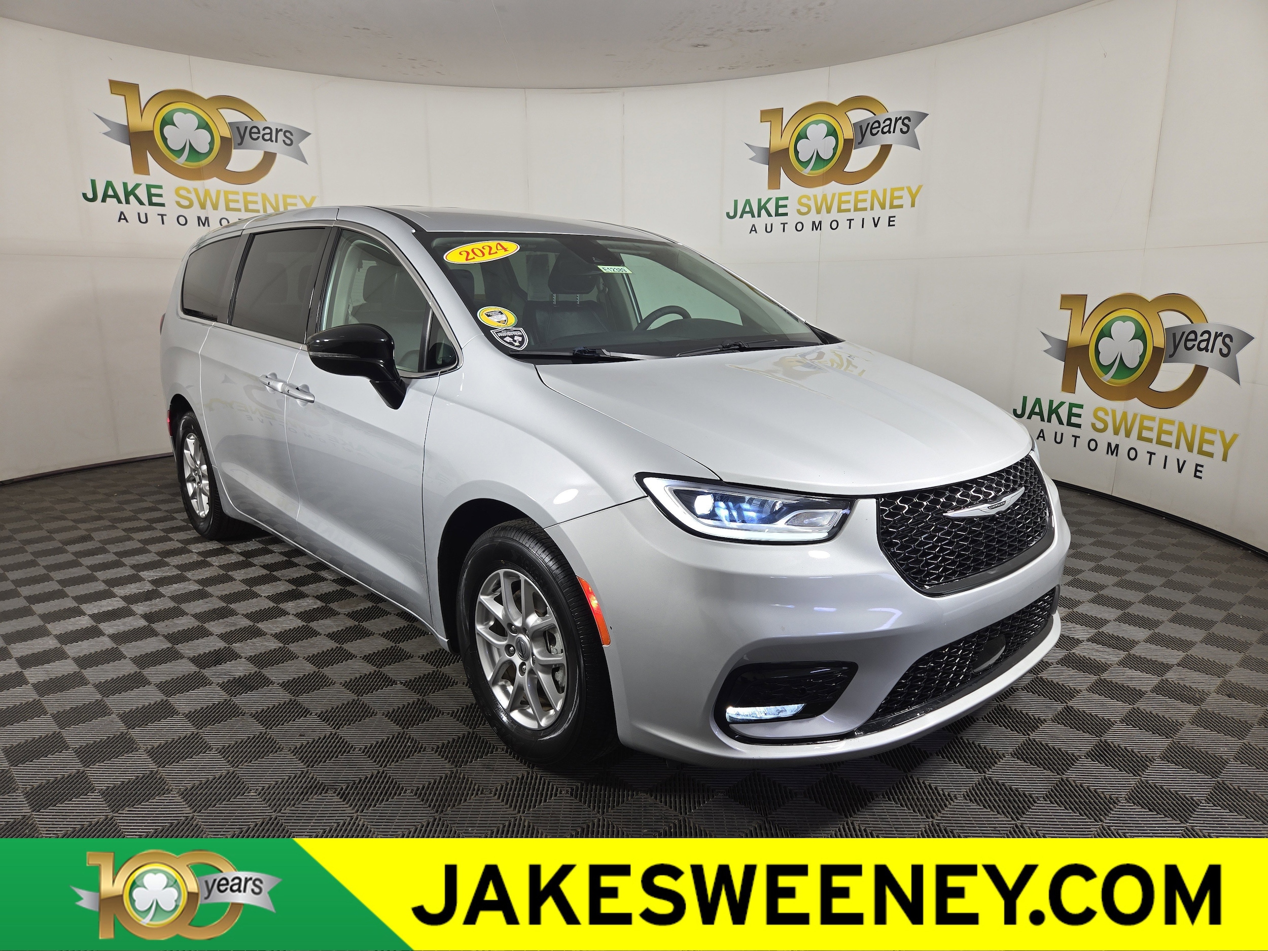 2024 Chrysler Pacifica Touring L's photo