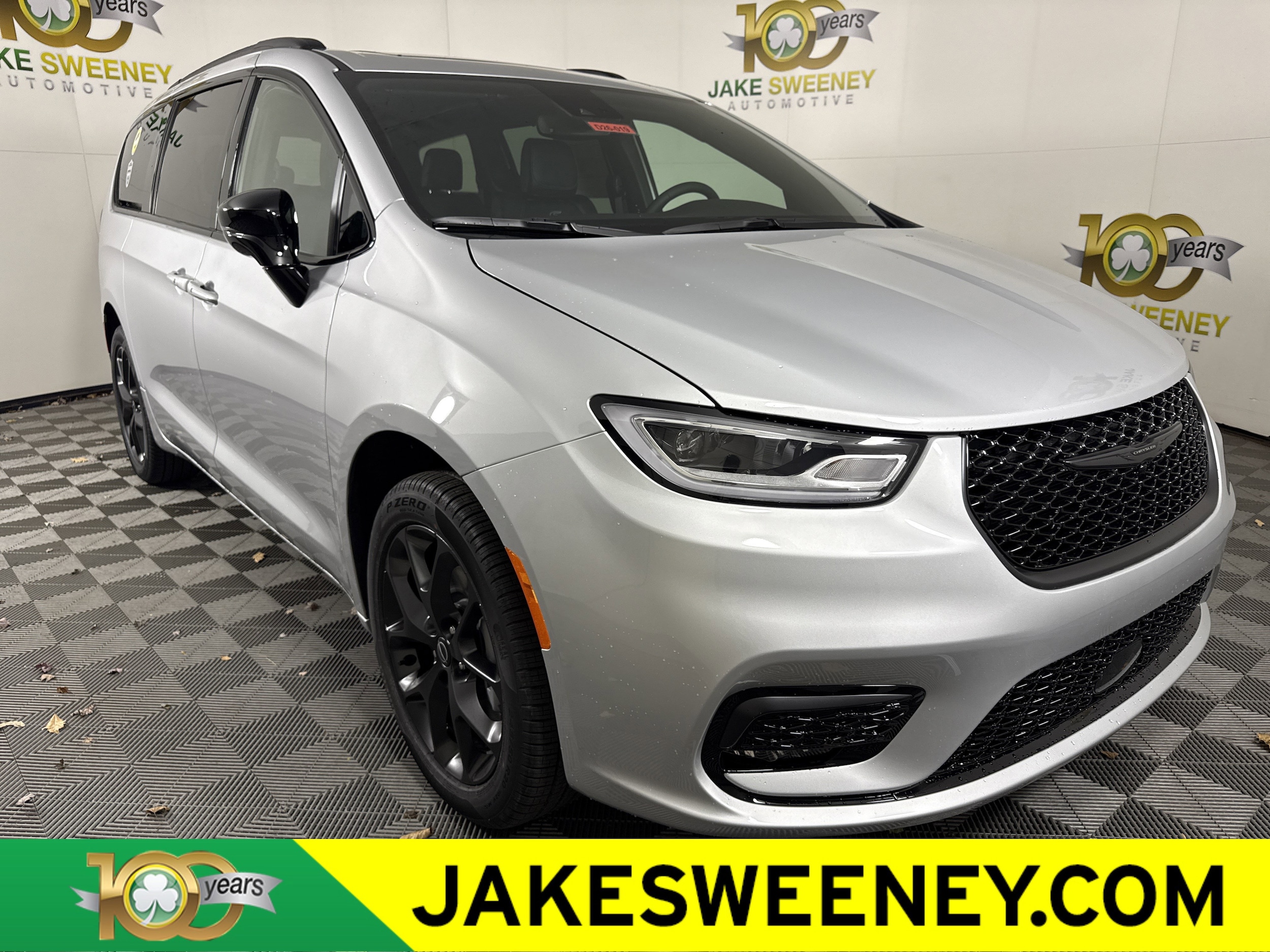 2026 Chrysler Pacifica Select's photo