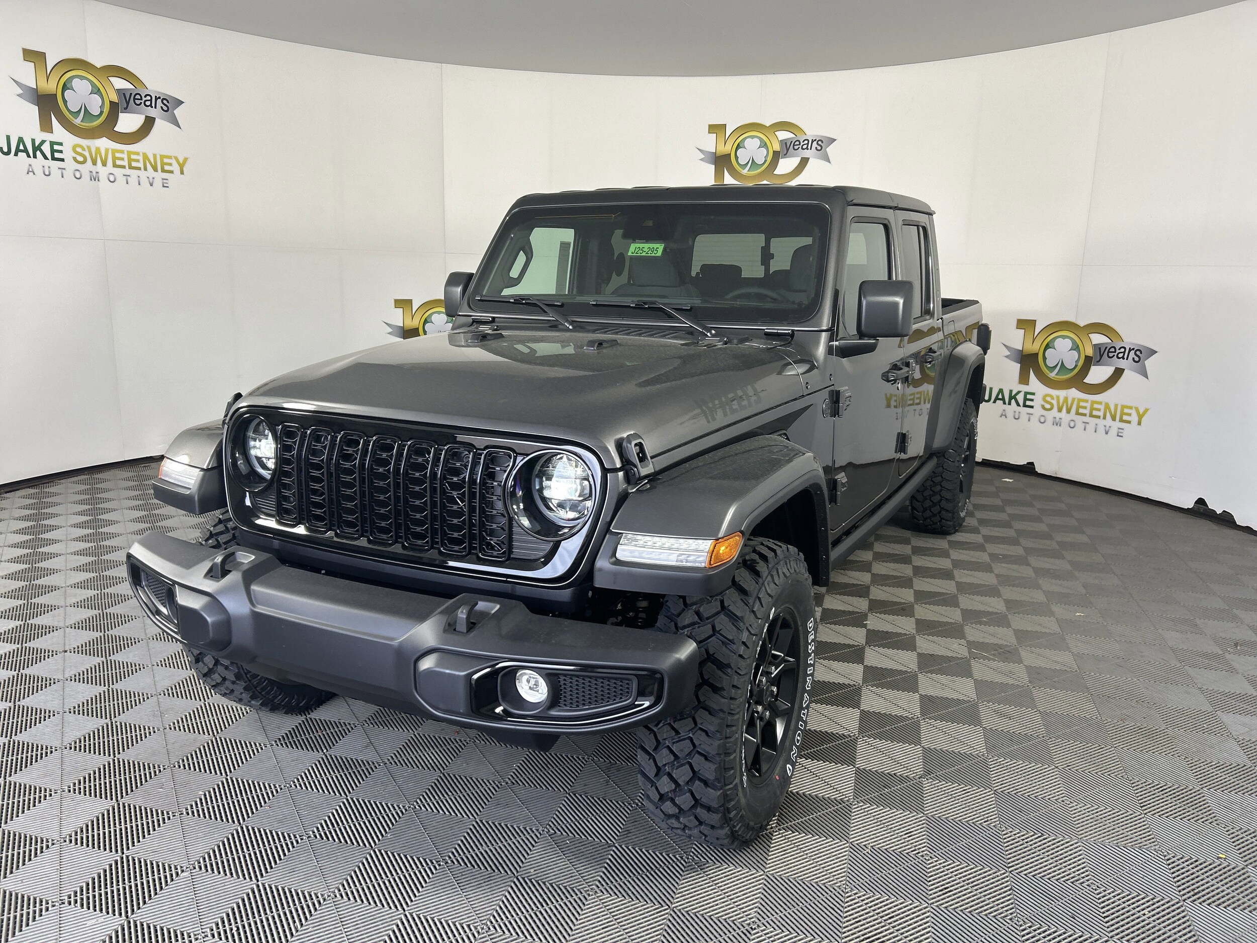2025 Jeep Gladiator Willys photo 3