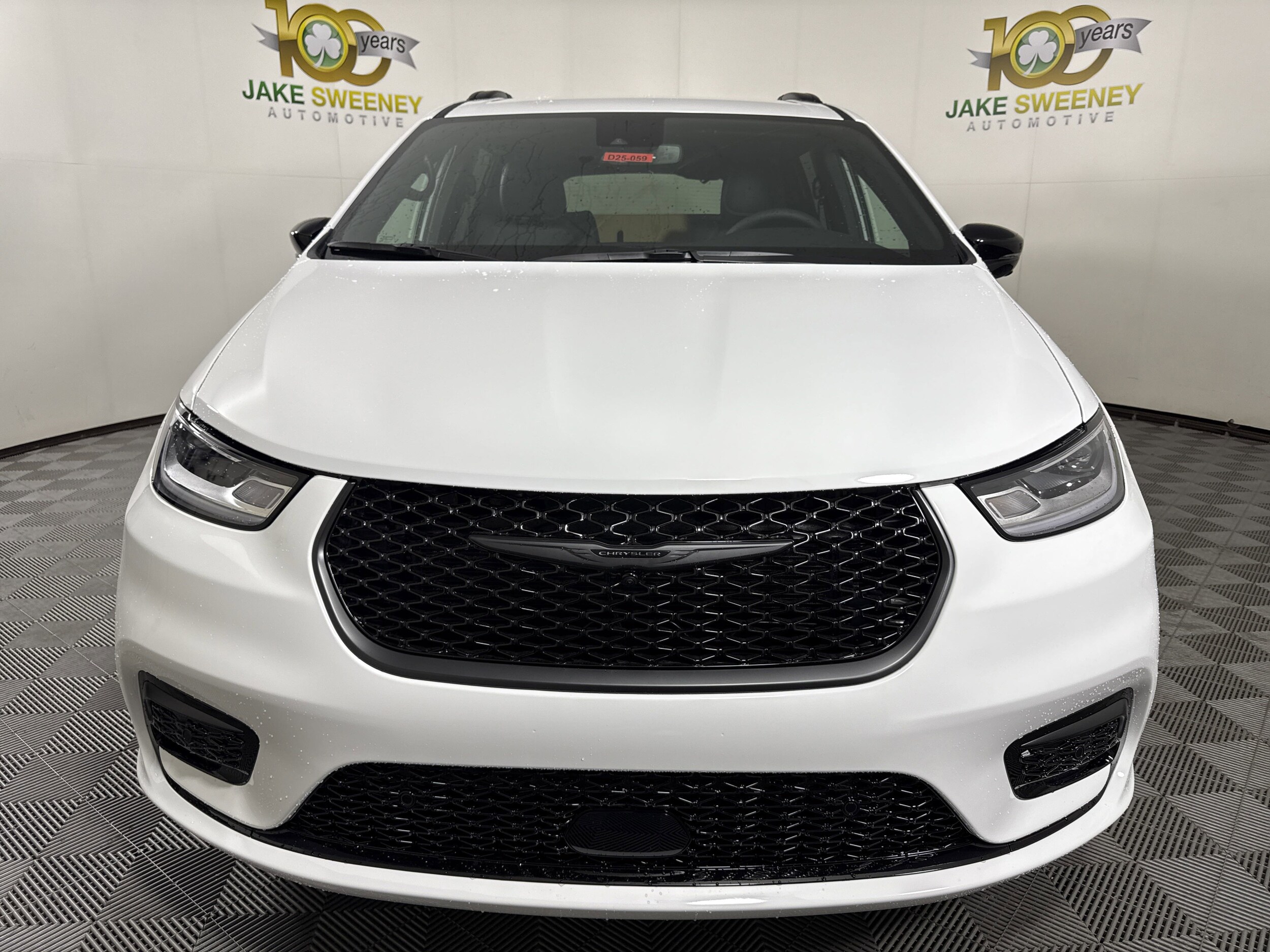 2025 Chrysler Pacifica photo 2