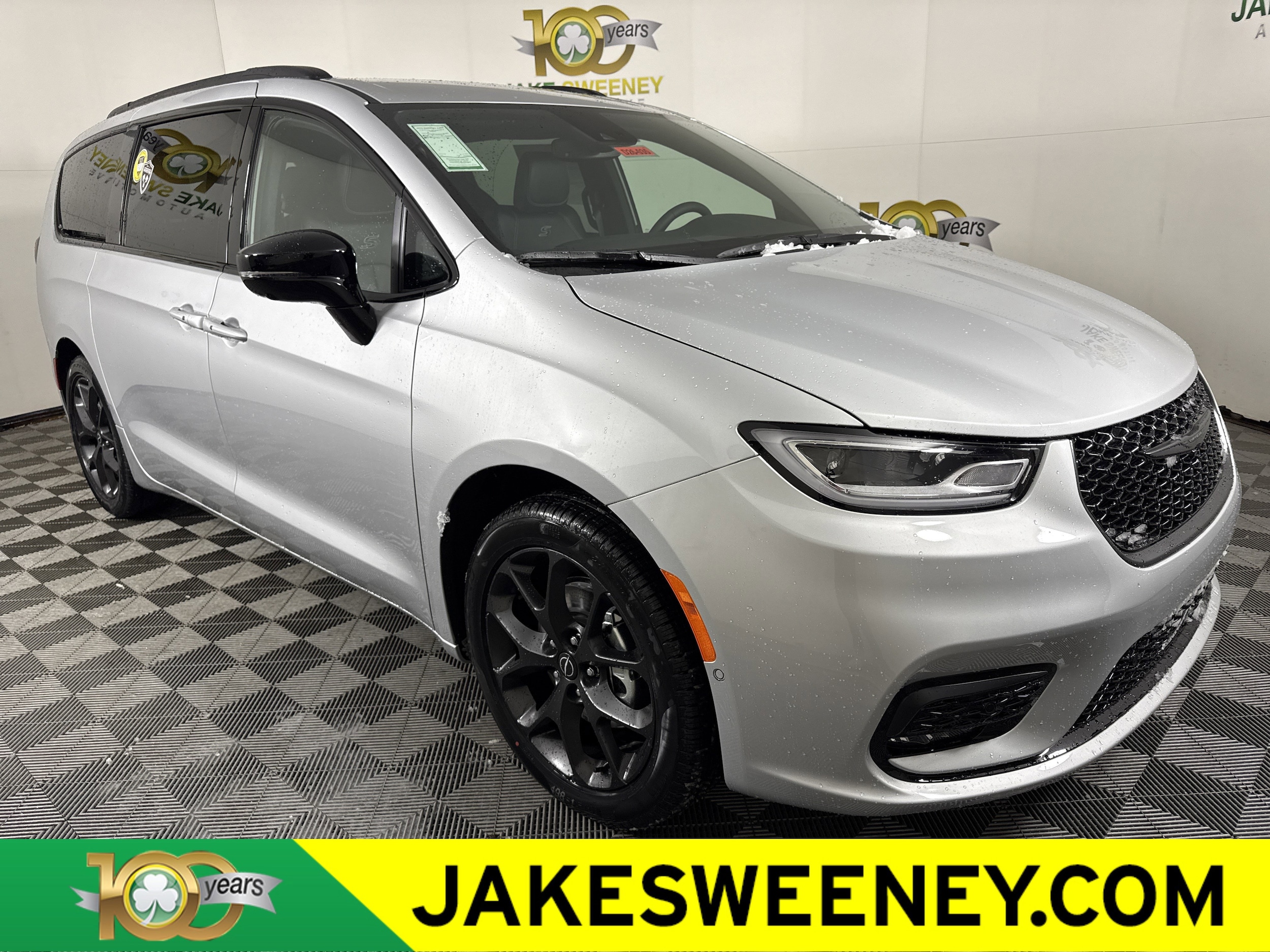 2026 Chrysler Pacifica Select's photo