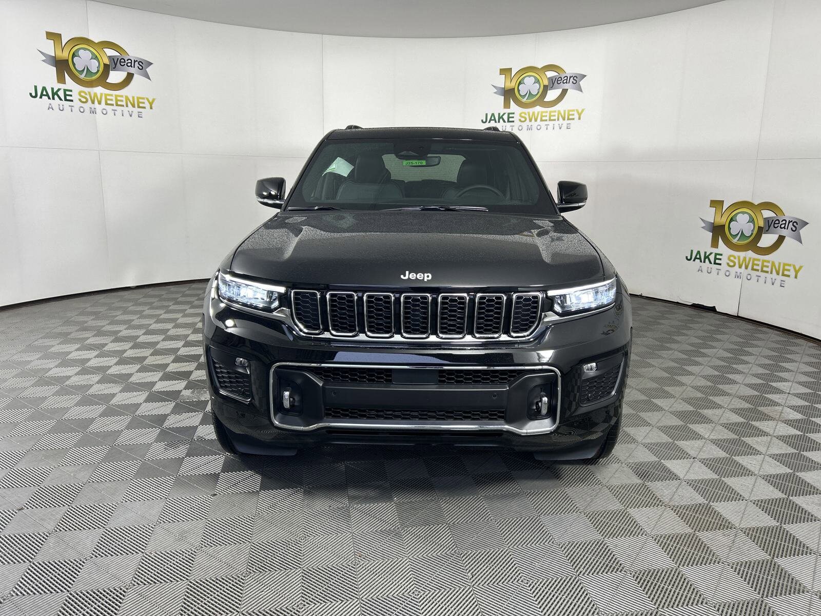 2025 Jeep Grand Cherokee Overland photo 2