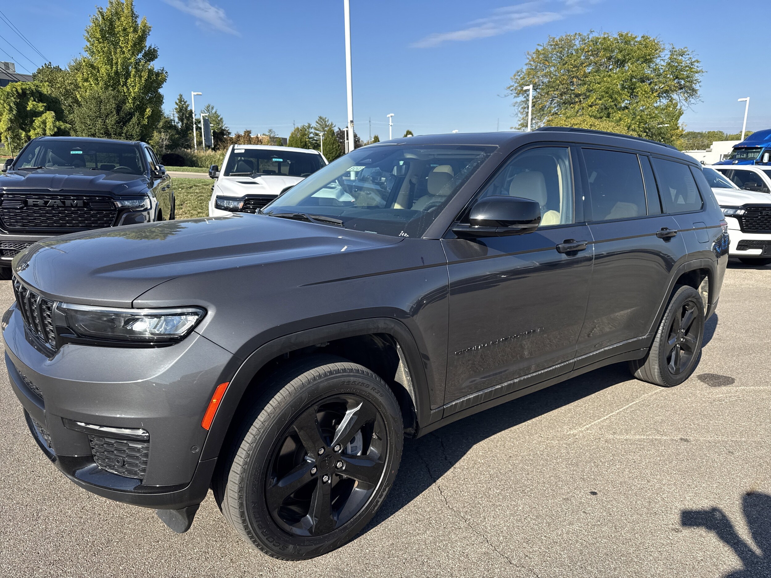 2022 Jeep Grand Cherokee Limited photo 2