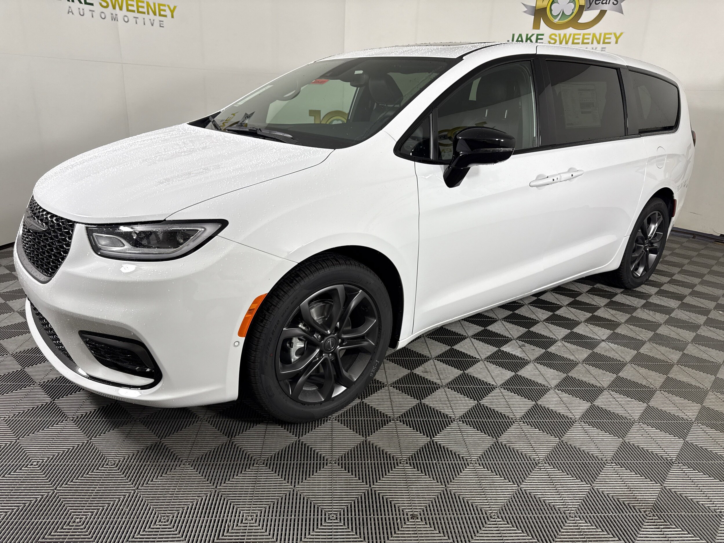 2026 Chrysler Pacifica photo 2