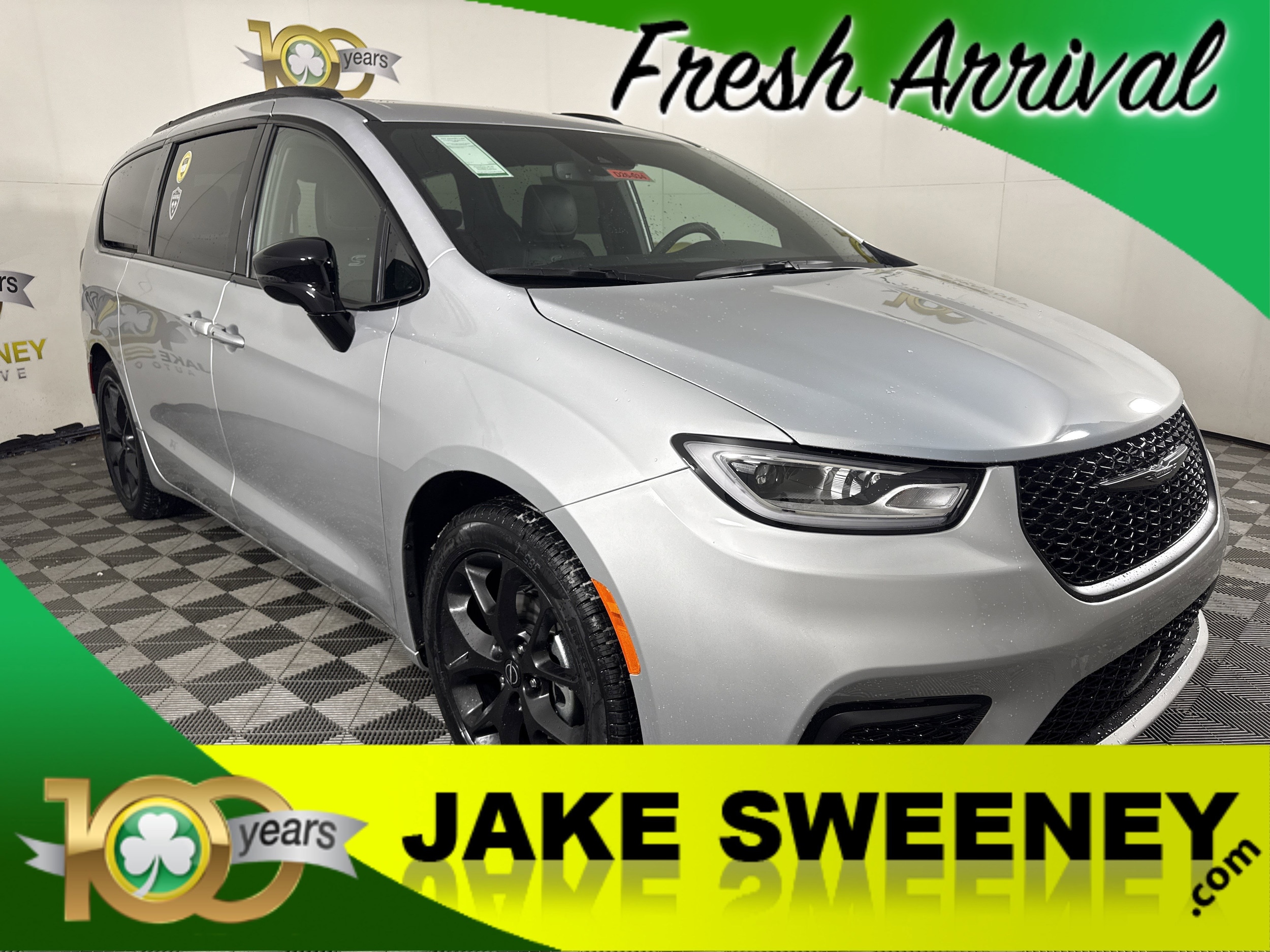 2026 Chrysler Pacifica Select's photo