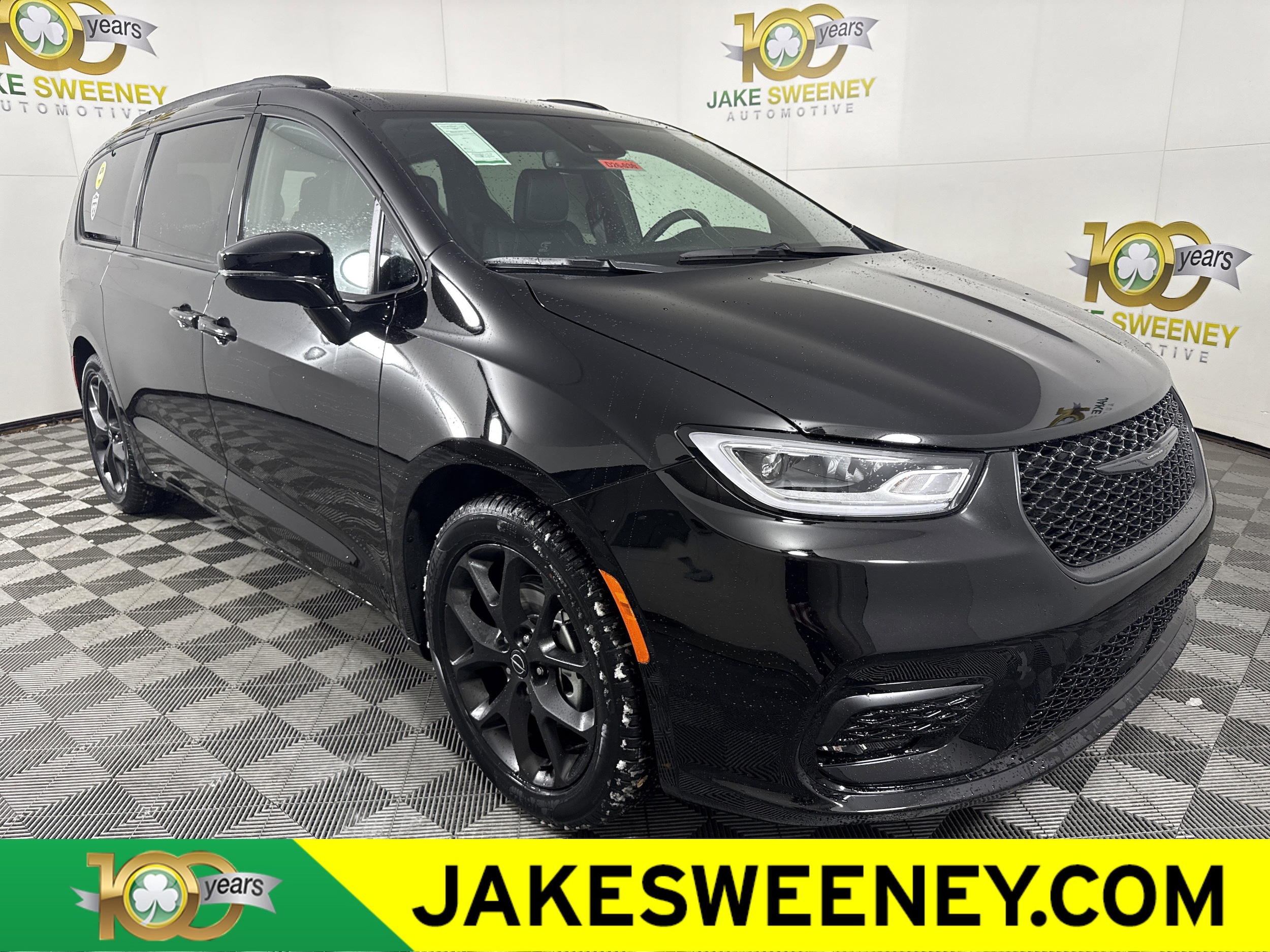 2026 Chrysler Pacifica Select's photo