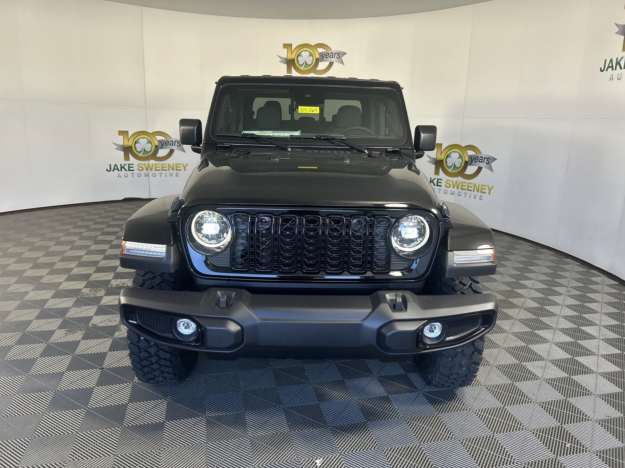 2025 Jeep Gladiator Willys photo 2