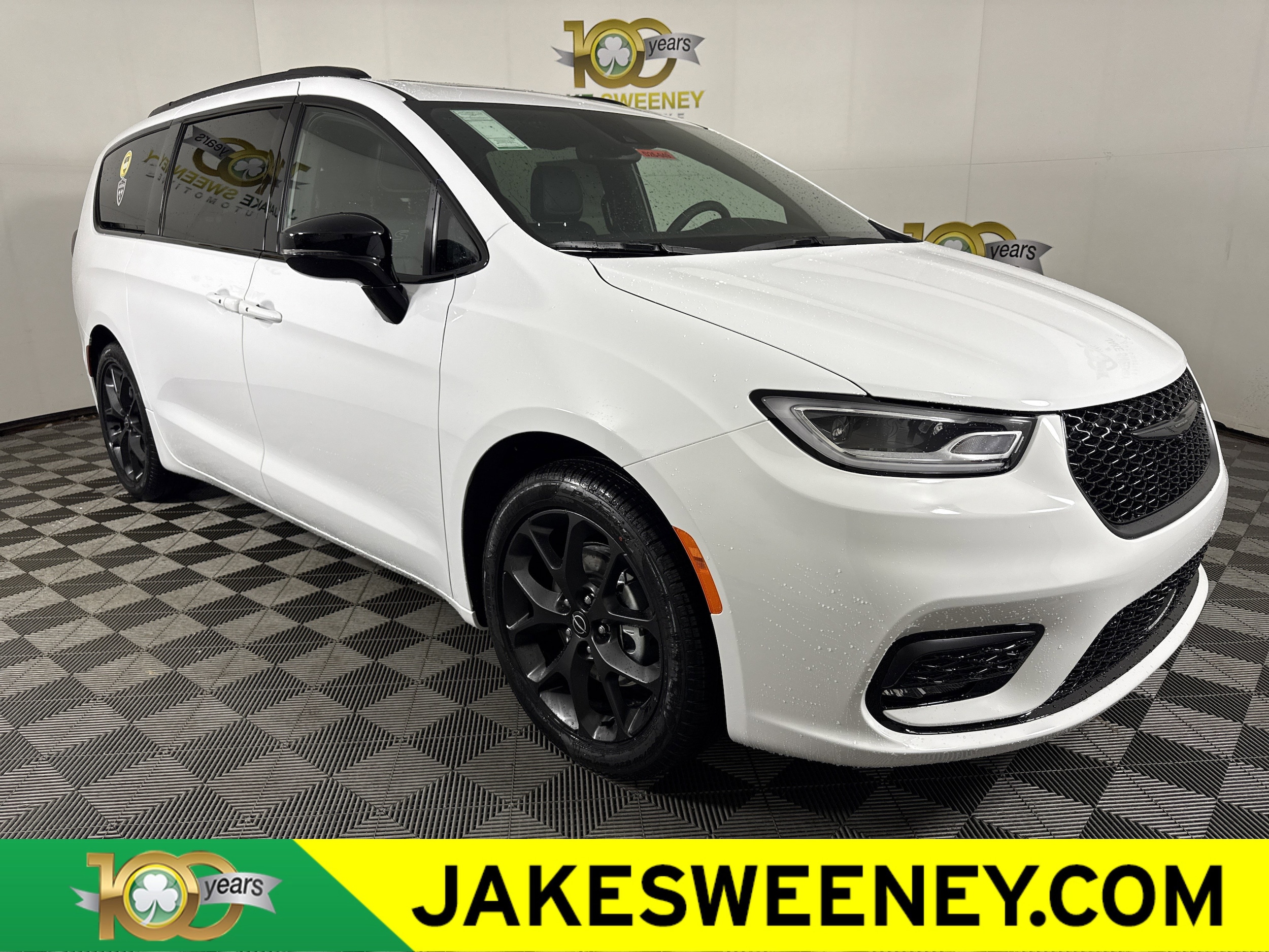 2026 Chrysler Pacifica Select's photo