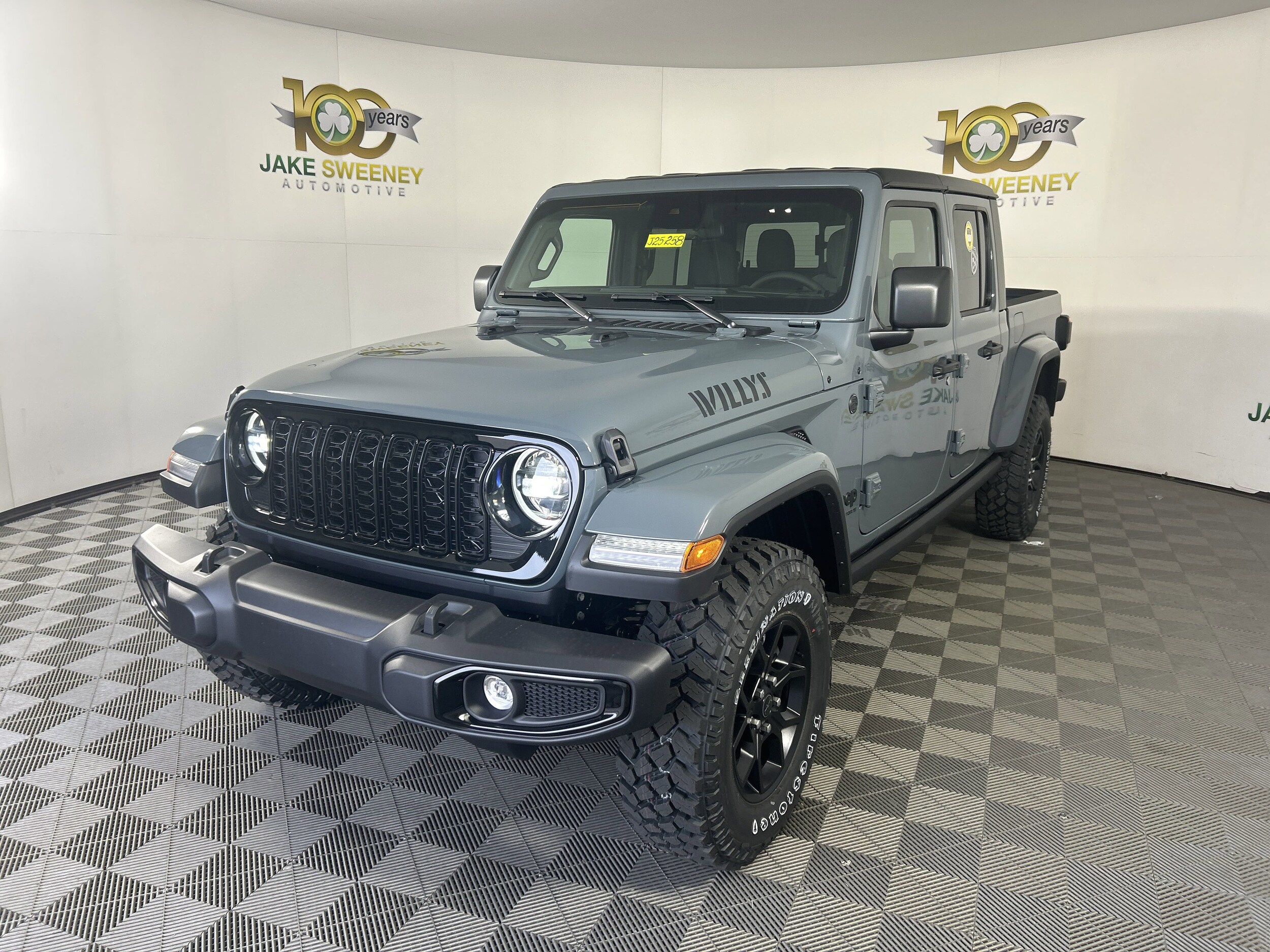 2025 Jeep Gladiator Willys photo 3