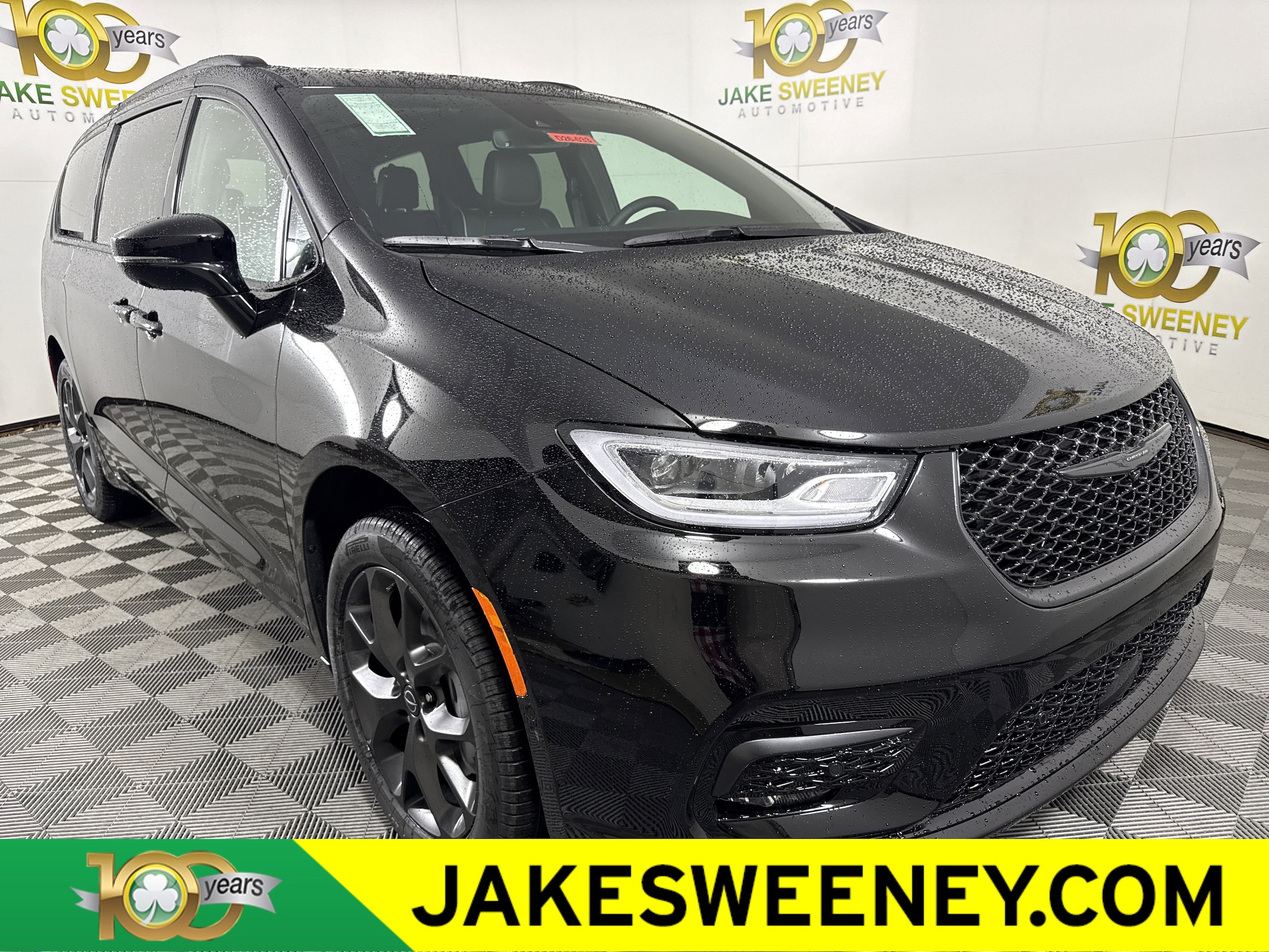 2026 Chrysler Pacifica Limited's photo