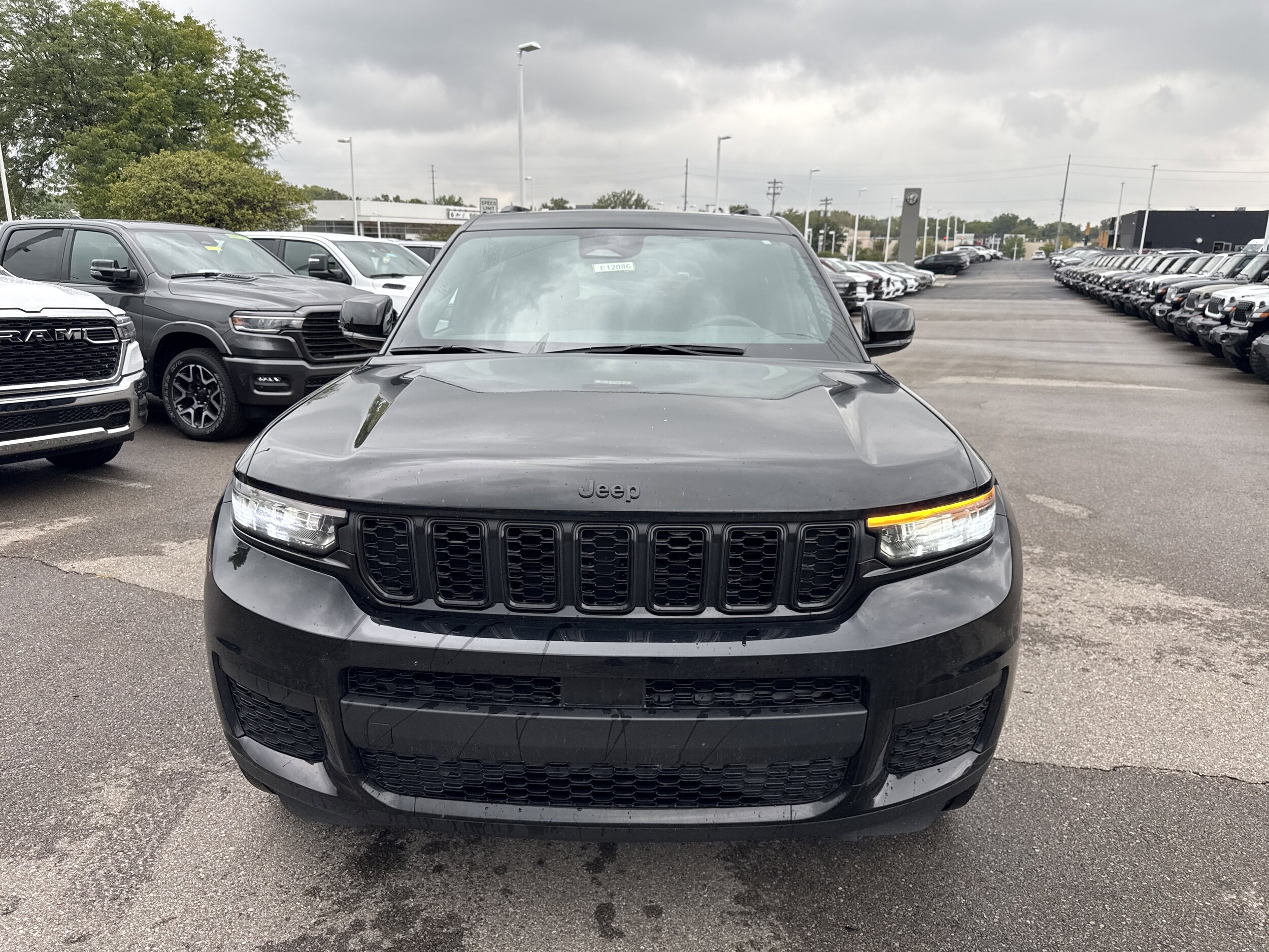 2023 Jeep Grand Cherokee Altitude photo 2