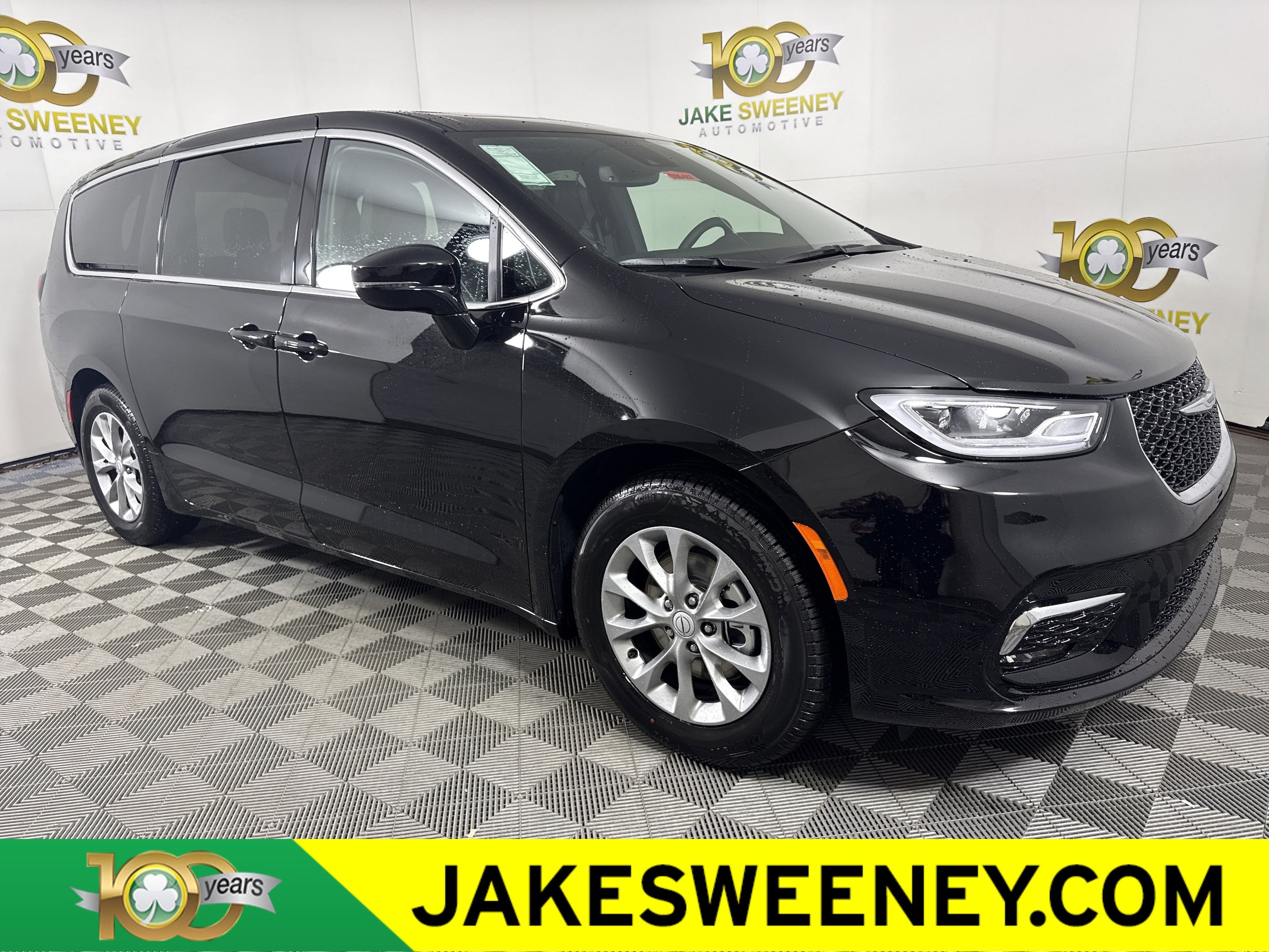 2026 Chrysler Pacifica Limited's photo