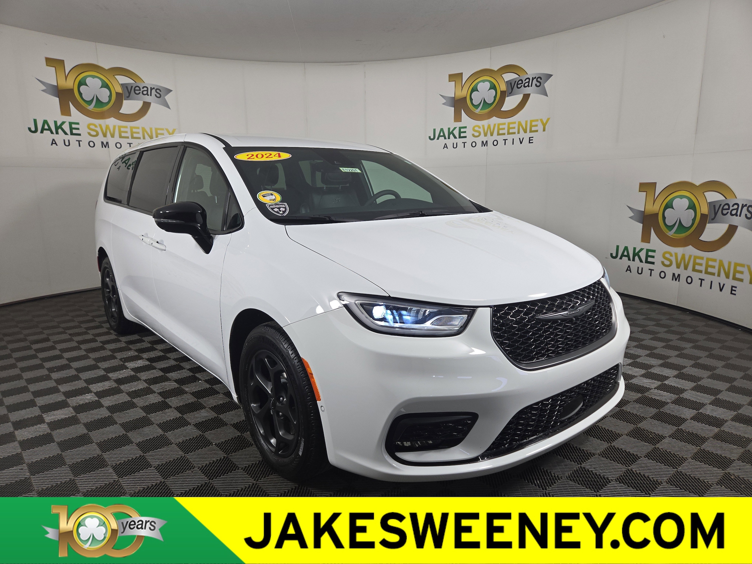 2024 Chrysler Pacifica PHEV Select's photo